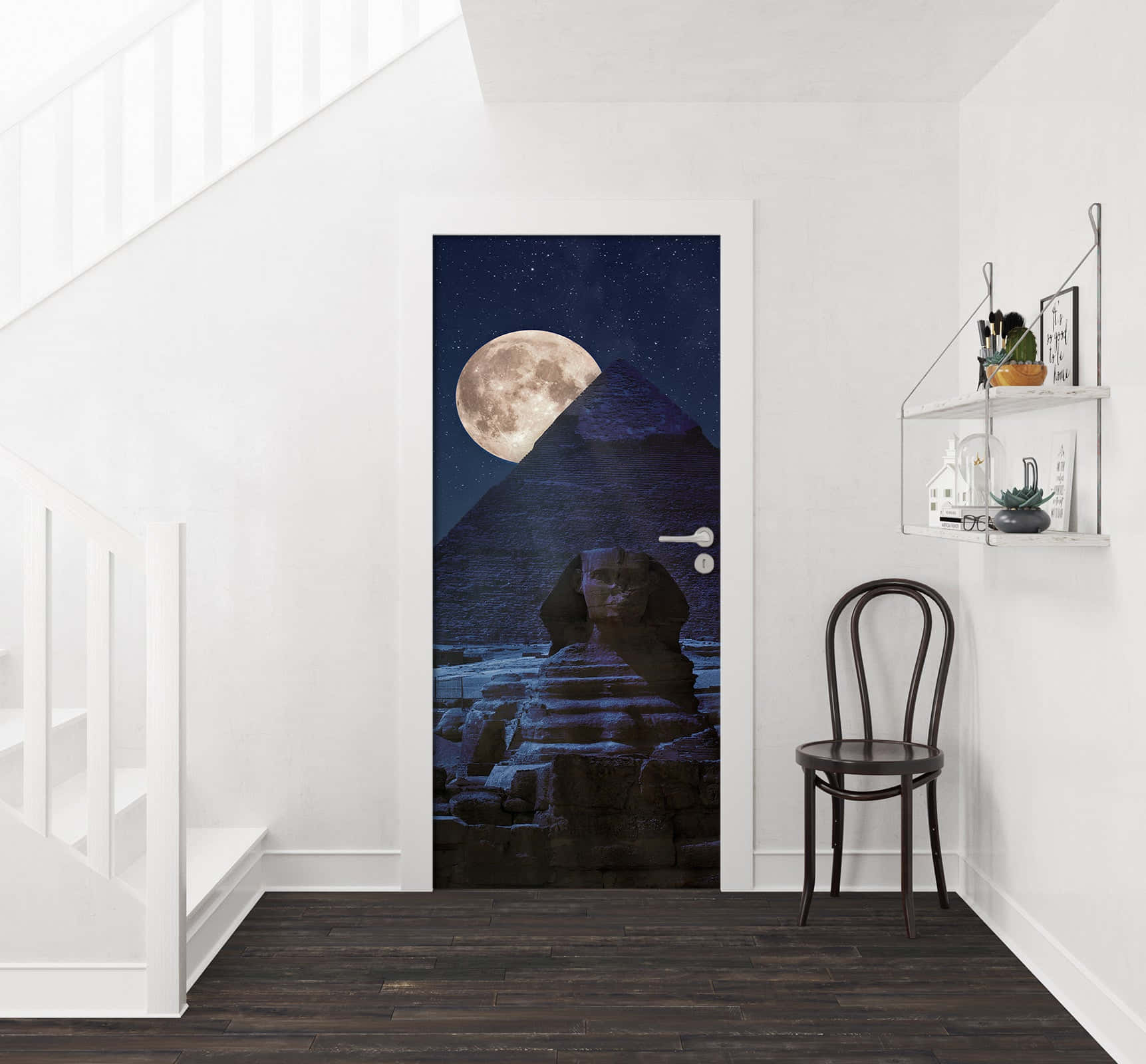 Interior Design 桌布 壁紙 — 現代走廊中的一扇門上貼有生動的壁紙，描繪了夜晚滿月下閃耀的金字塔和獅身人面像。