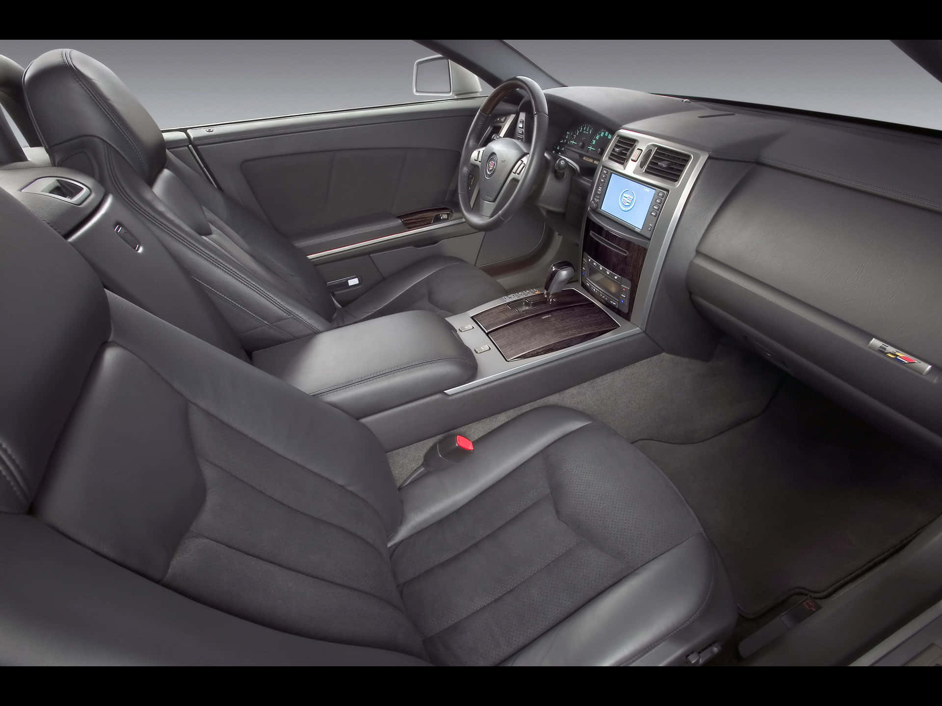 Cadillac Xlr 桌布 壁紙 — 現代跑車的豪華黑色皮革內裝，配有木紋飾邊和數位儀表板。