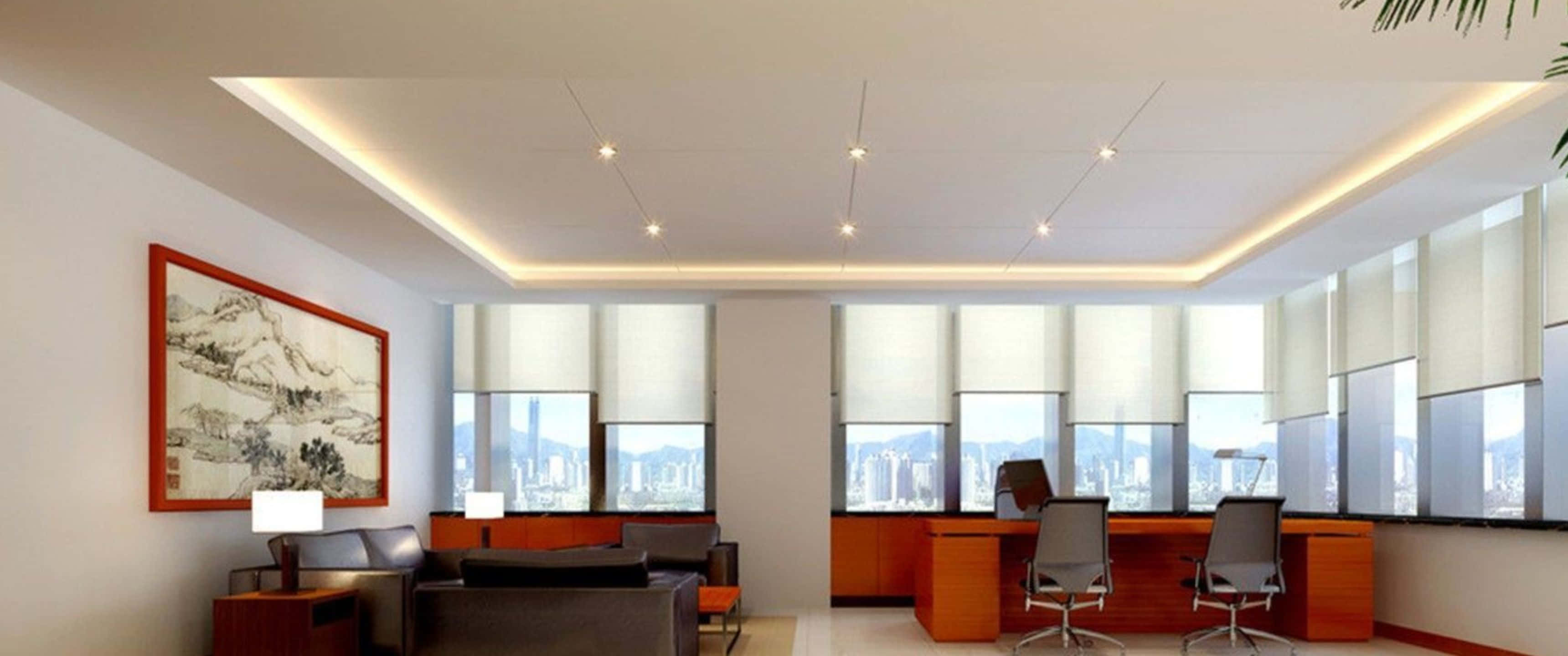 Modern Office 桌布 壁紙 — 現代辦公室內部，配有木製辦公桌、椅子、可俯瞰城市景觀的大窗戶，以及牆上的傳統亞洲藝術品。