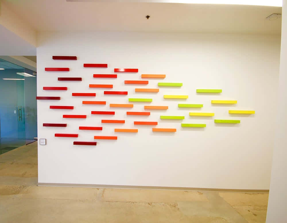 Installation Art 桌布 壁紙 — 現代辦公室牆壁裝飾著色彩繽紛的漸變浮動層架，以動態對角線圖案排列。