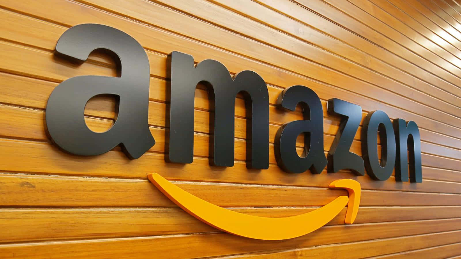 企業辦公室木牆上的Amazon標誌 — 亞馬遜 GIF 壁紙
