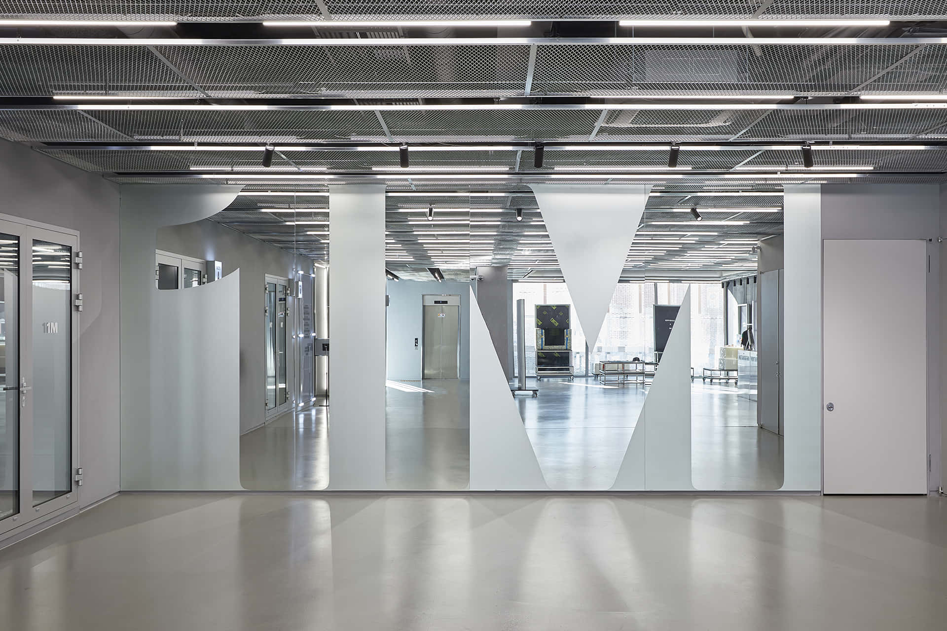 Dance Studio 桌布 壁紙 — 現代辦公室走廊，採用時尚的白色幾何隔斷和拋光地板，在明亮的螢光燈下。