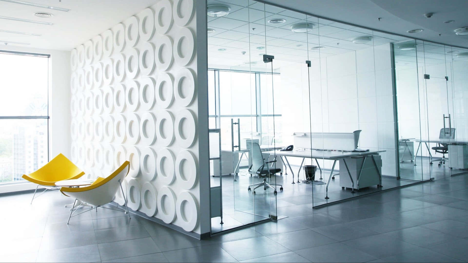 Interior Design 桌布 壁紙 — 現代辦公空間，設有玻璃牆工作站和鮮黃色椅子，配以白色圓形圖案牆壁。