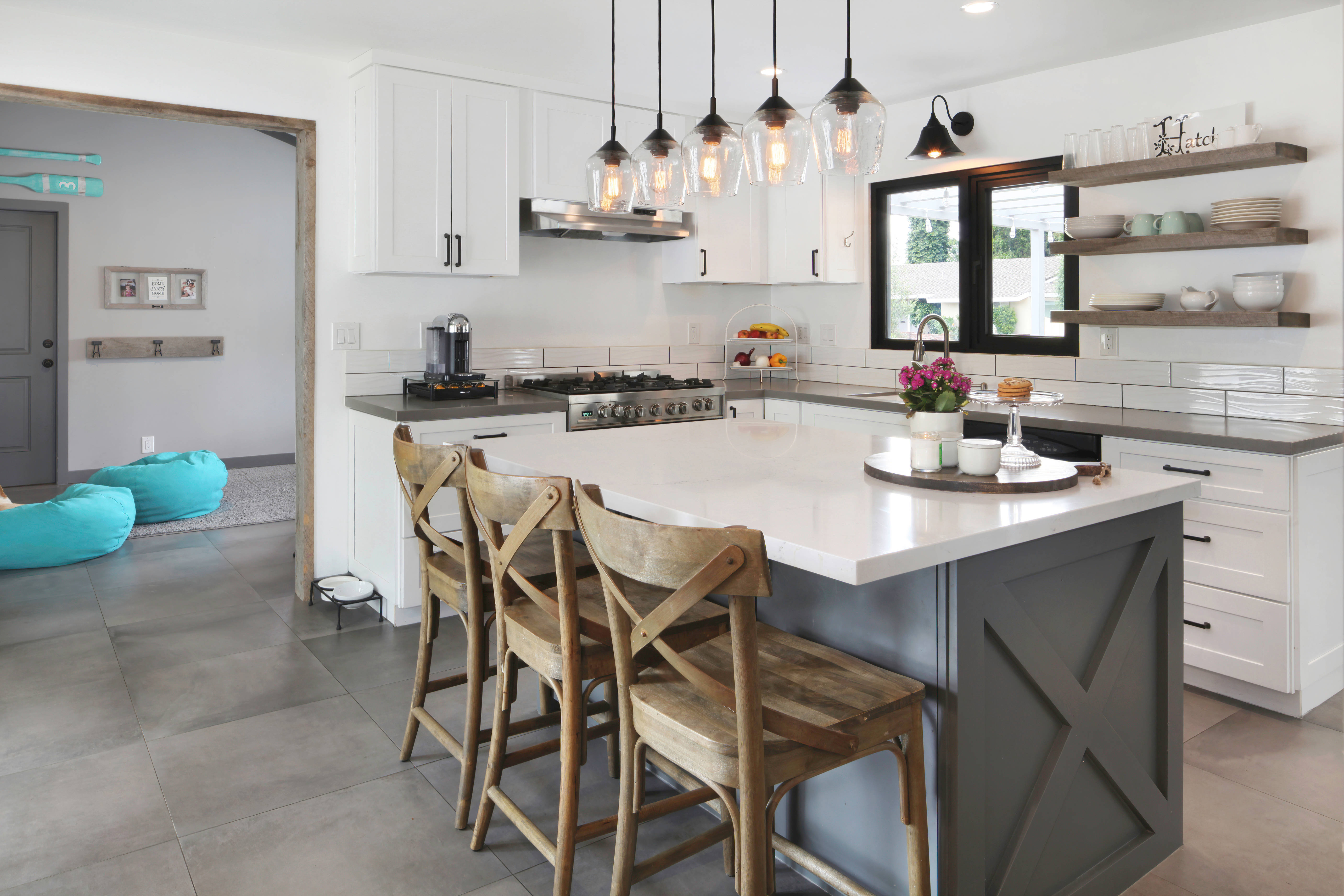 Kitchen Design 桌布 壁紙 — 現代農舍廚房，配有白色櫥櫃、灰色中島、木質吧檯凳和懸掛在大理石檯面上方的吊燈。