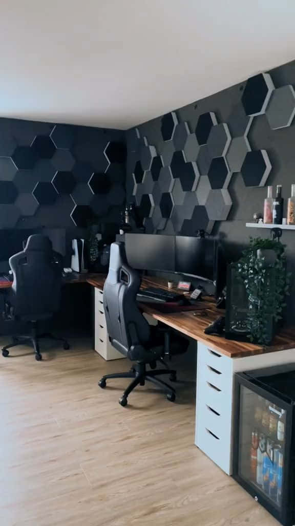Gaming Chairs 桌布 壁紙 — 現代遊戲設置，牆上配有黑色六角形隔音板，木製書桌在明亮的日光下。