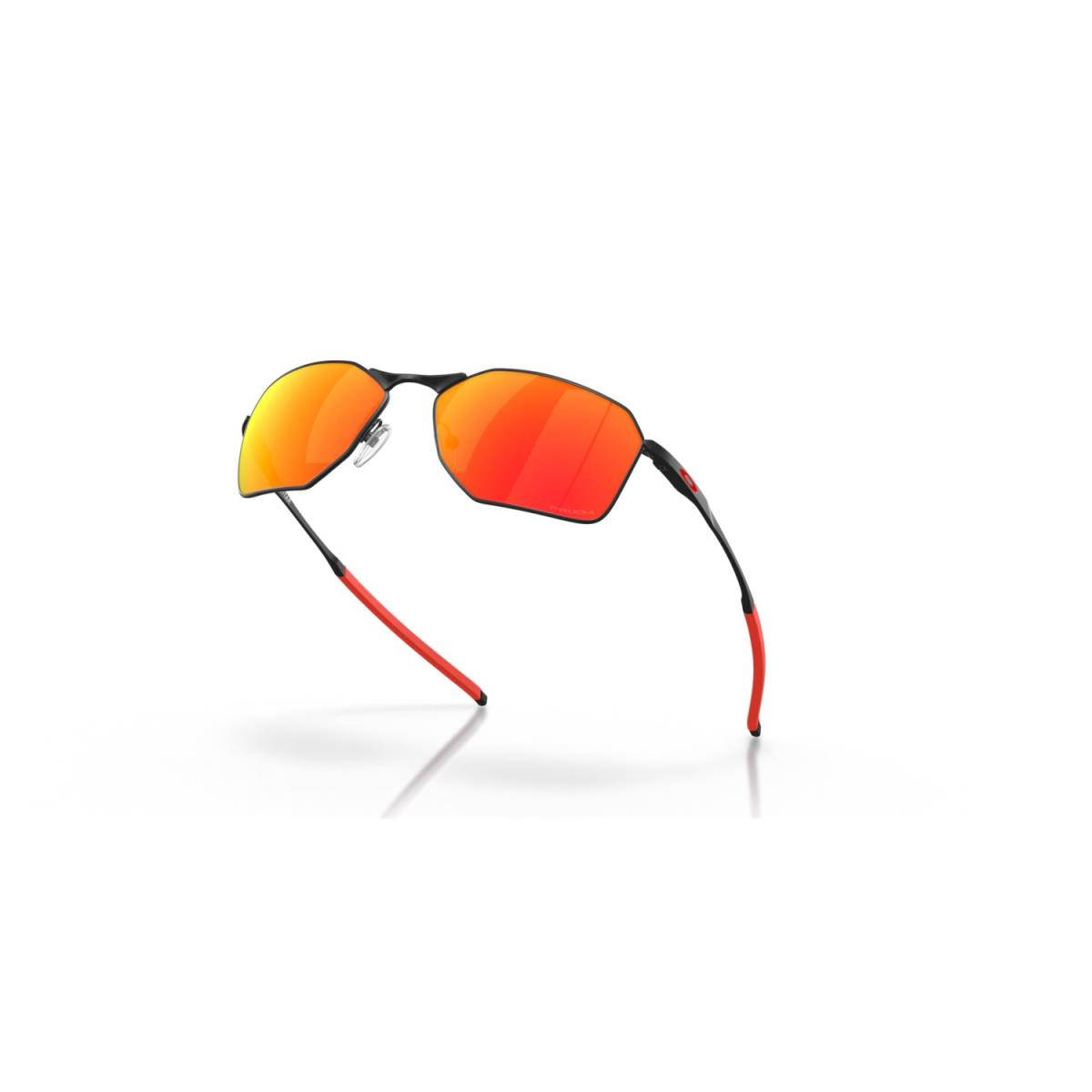 Sunglasses 桌布 壁紙 — 現代運動太陽眼鏡，帶有鮮豔橙色漸變鏡片和黑紅色鏡框，白色背景。