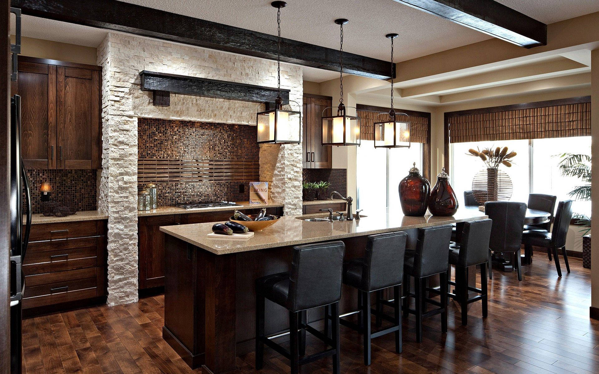 Kitchen Design 桌布 壁紙 — 現代鄉村風格廚房，配深色木櫥櫃、石材點綴，溫暖吊燈照亮中央島檯及吧檯椅。