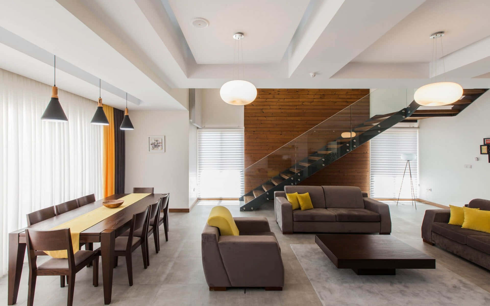 Dining Room 桌布 壁紙 — 現代開放式起居空間，設有木樓梯、玻璃欄杆、棕色沙發、黃色靠墊和吊燈。