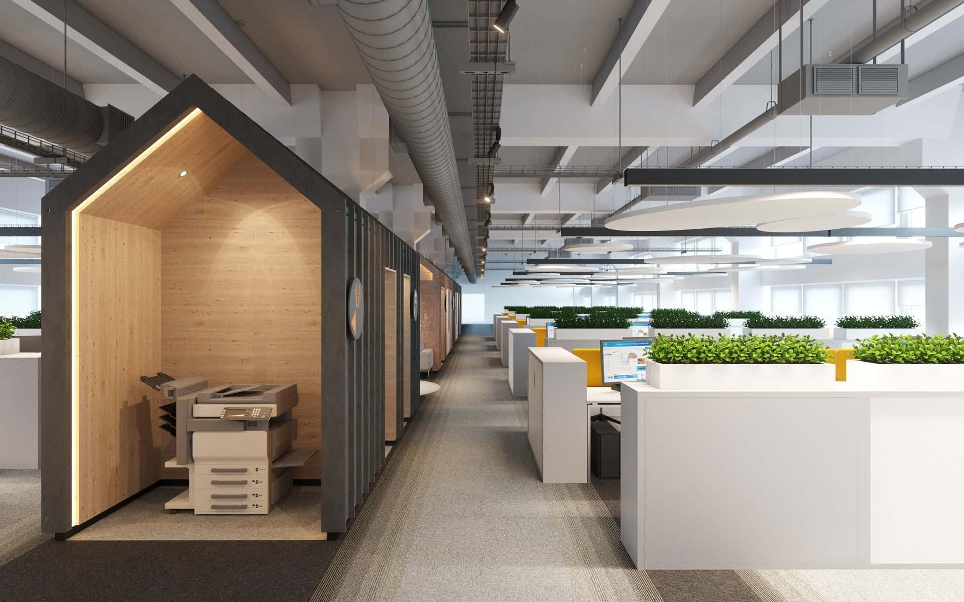 Modern Office 桌布 壁紙 — 現代開放式辦公室，設有木製隱私艙和綠色植物牆，下方是工業風天花板燈。