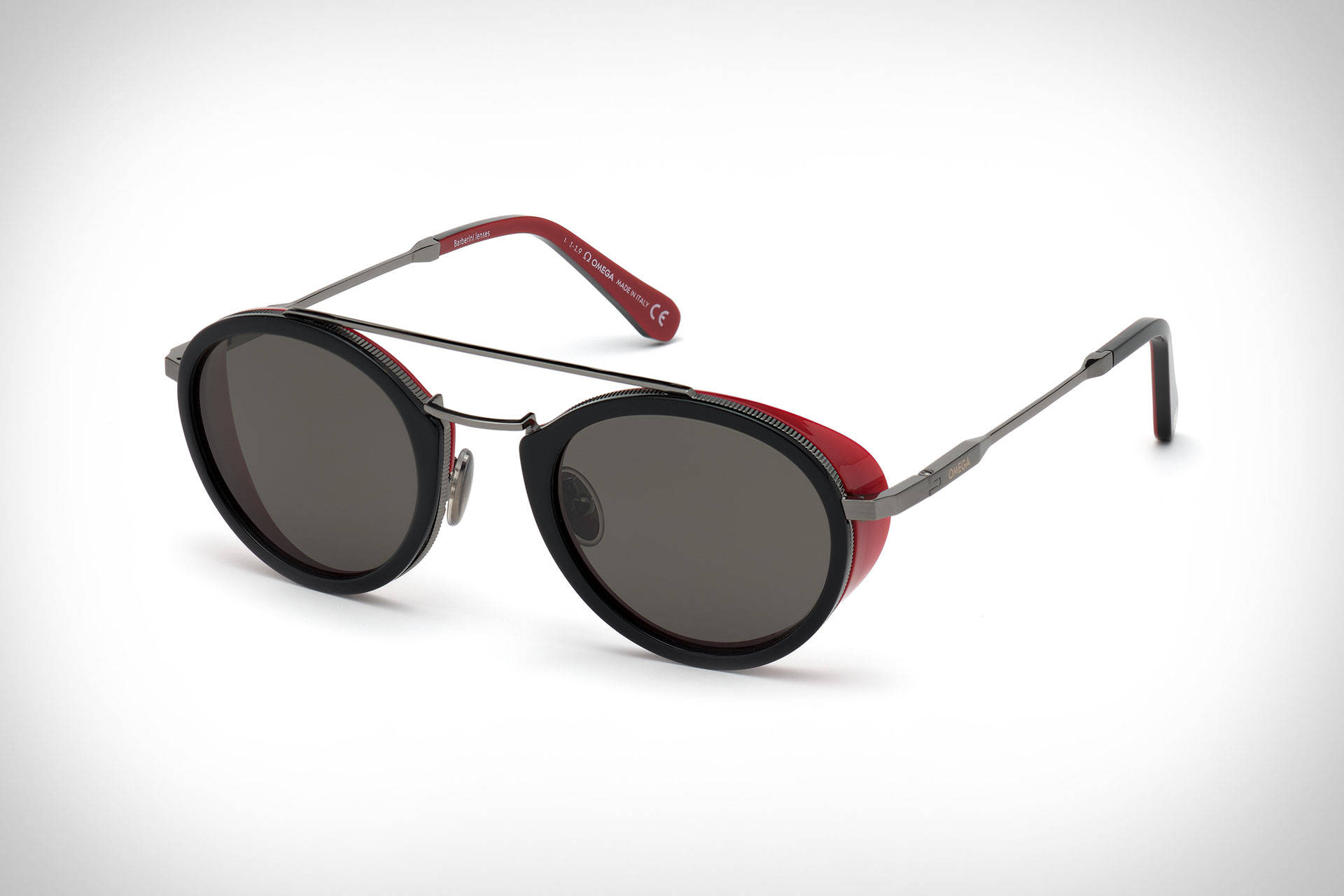 Sunglasses 桌布 壁紙 — 現代飛行員太陽眼鏡，帶有鮮明的紅色點綴和深色鏡片，放置在潔白的背景上。