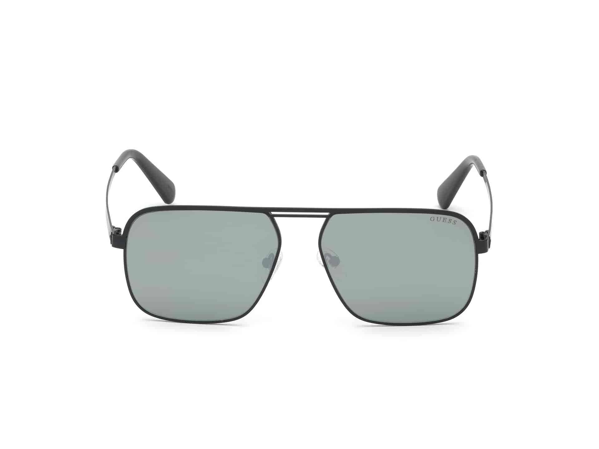 Sunglasses 桌布 壁紙 — 現代飛行員太陽眼鏡，採用霧面黑色鏡框和灰色鏡面鏡片，在潔白背景上展示。