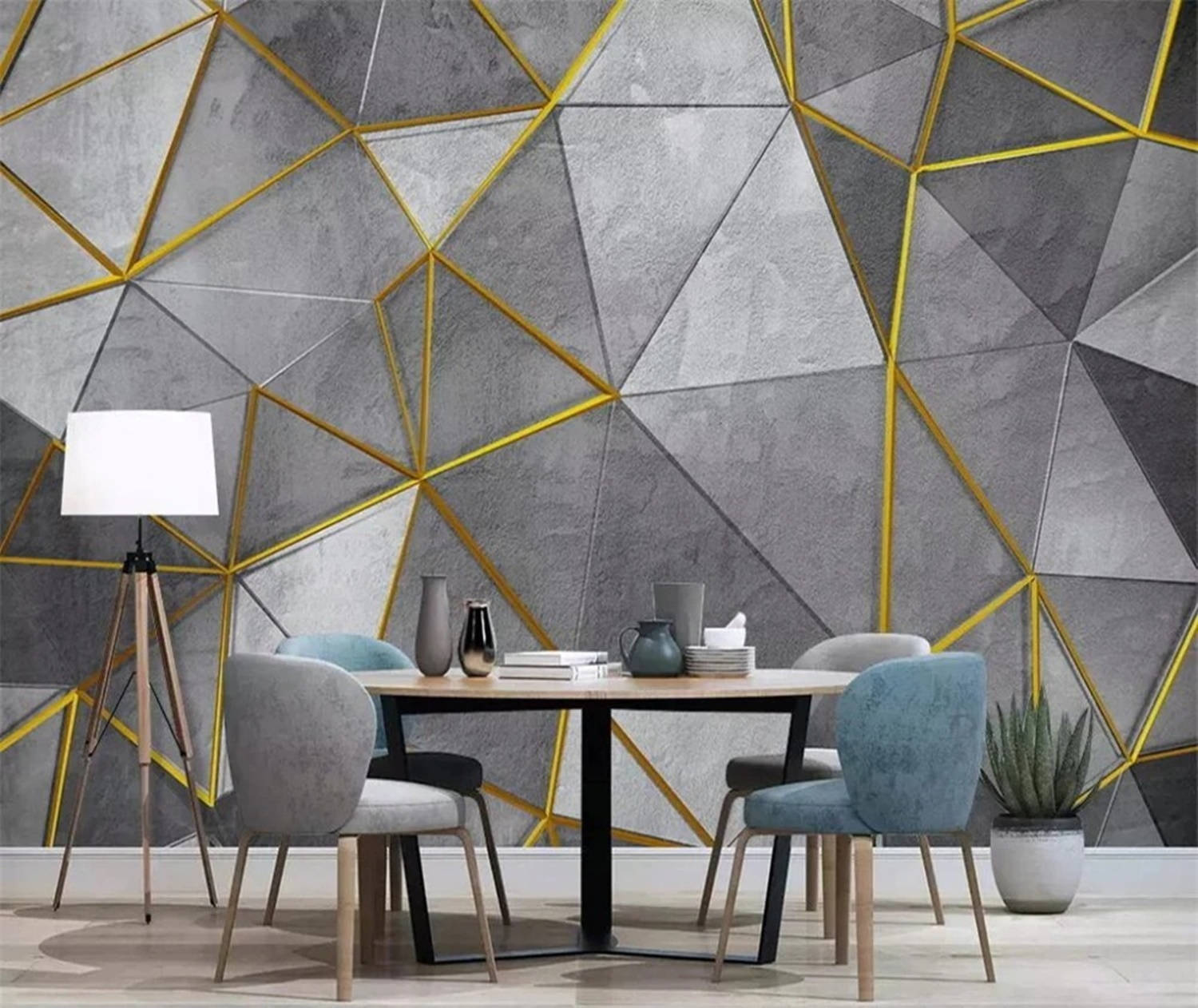 Interior Design 桌布 壁紙 — 現代飯廳，設有幾何灰色牆壁和金色點綴，配有木桌和藍灰色椅子。