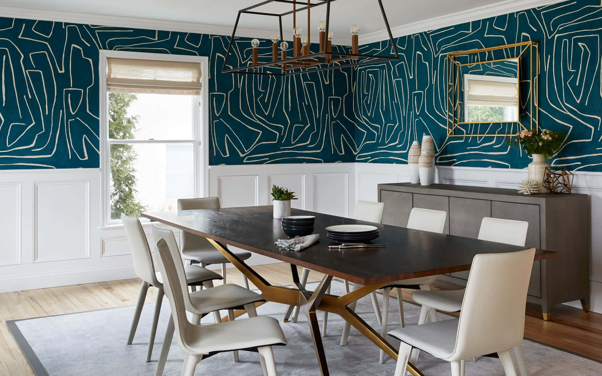 Dining Room 桌布 壁紙 — 現代飯廳，配有青綠色抽象壁紙、白色椅子和木桌，下方是幾何吊燈。