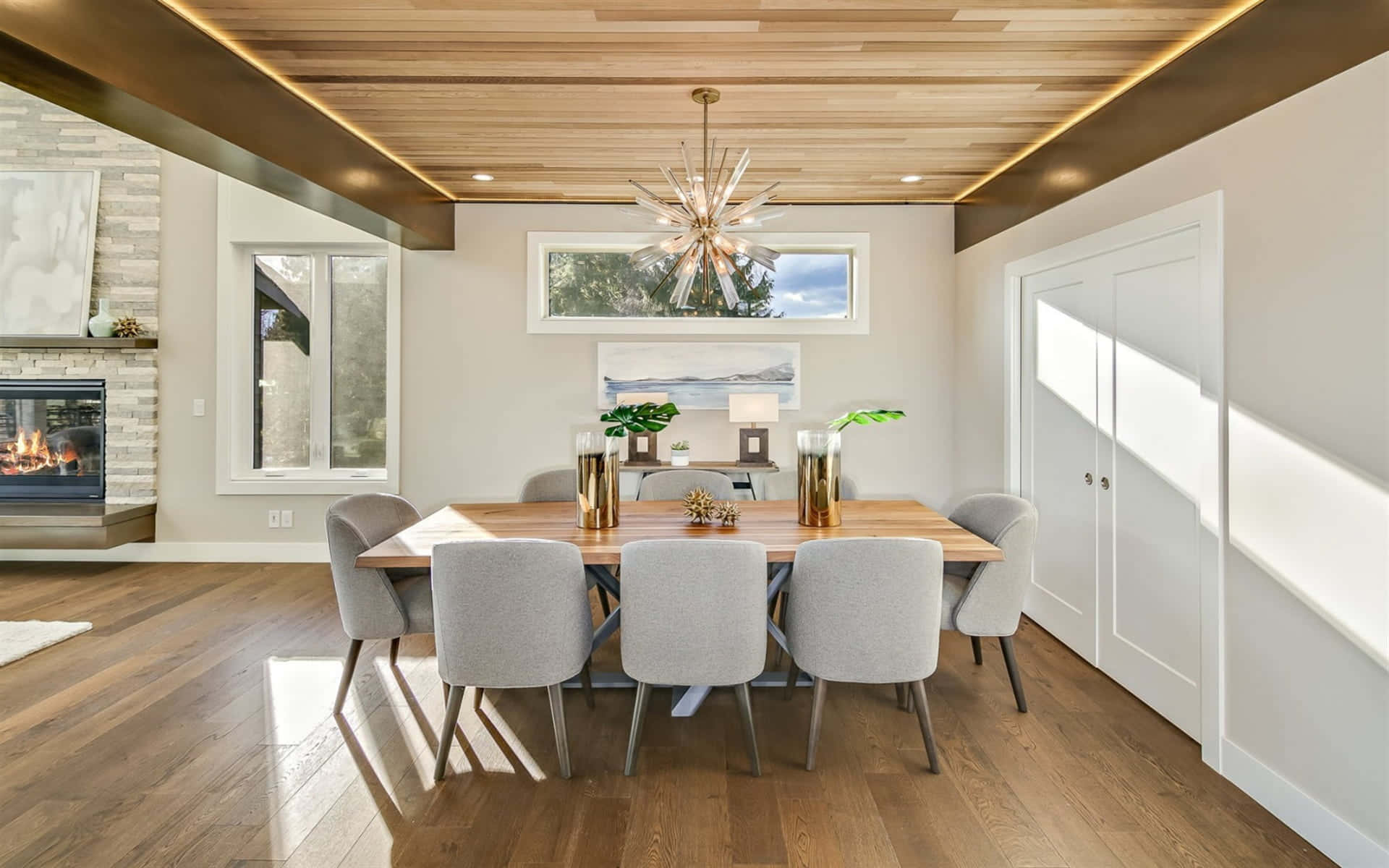 Dining Room 桌布 壁紙 — 現代飯廳，鋪有木地板，天花板和椅子圍繞著桌子，在壁爐附近有一盞星爆吊燈。