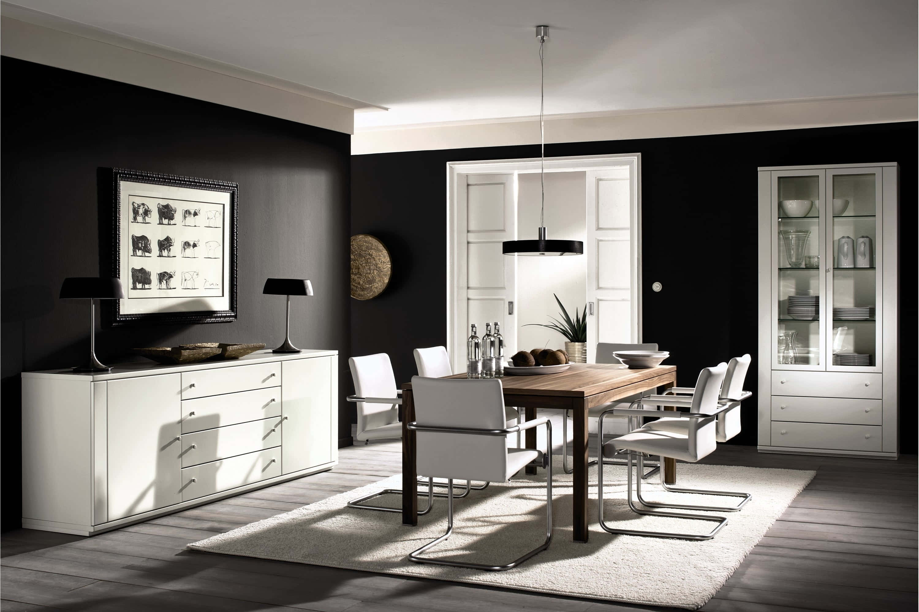 Dining Room 桌布 壁紙 — 現代飯廳，黑色牆壁、白色家具和木桌，沐浴在從門口射入的自然光中。