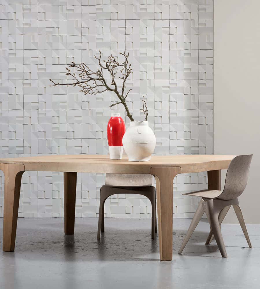 Ceramics 桌布 壁紙 — 現代餐桌搭配木椅，紅白花瓶插著光禿樹枝，背景為有紋理的白色牆壁。