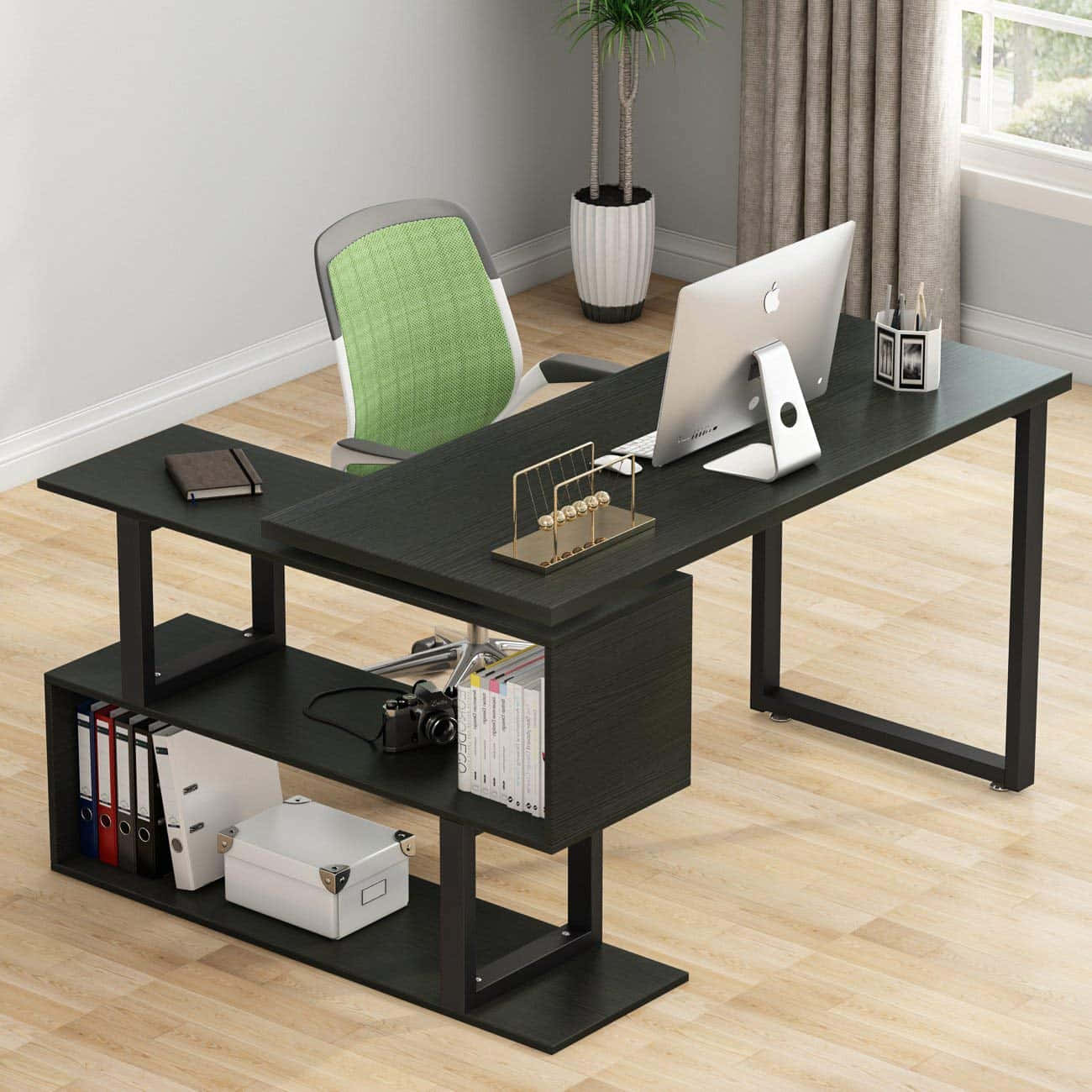 table 桌布 壁紙 — 現代黑色L形書桌，搭配綠色網椅和電腦設備，在明亮的簡約居家辦公室中。