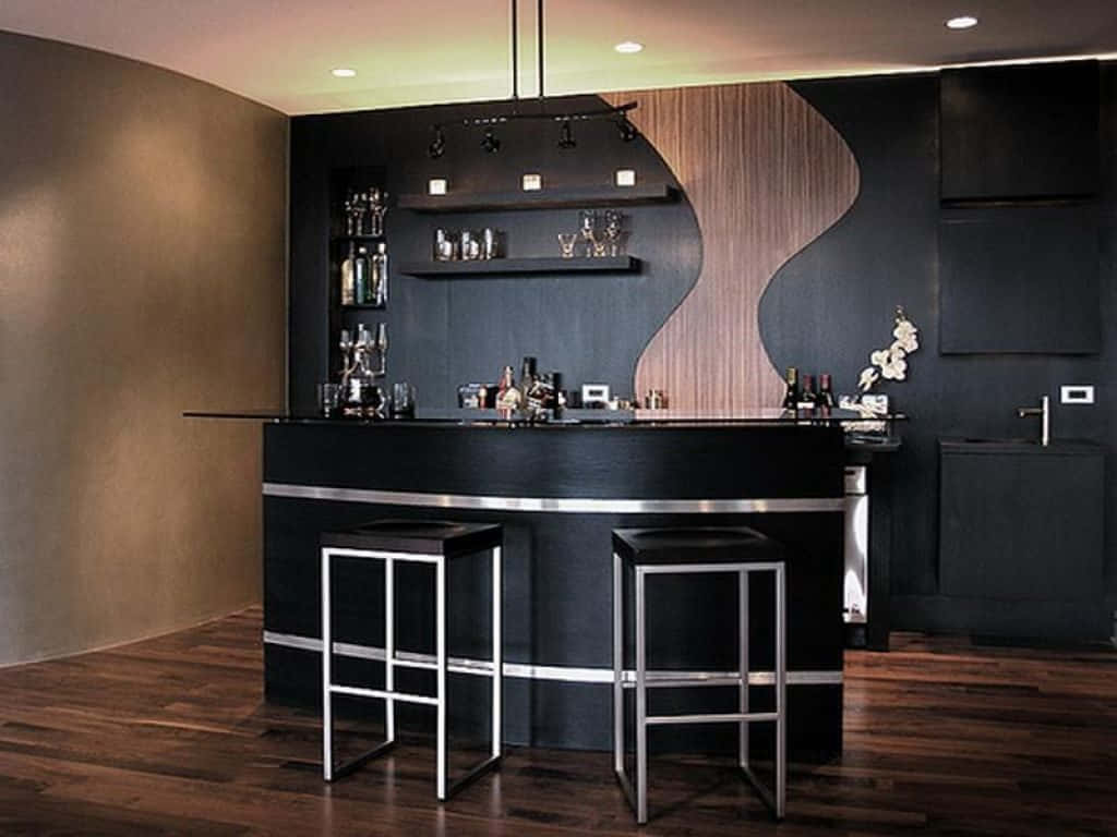 Bar 桌布 壁紙 — 現代黑色吧檯配時尚吧凳和木質特色牆，在溫暖的吊燈下。