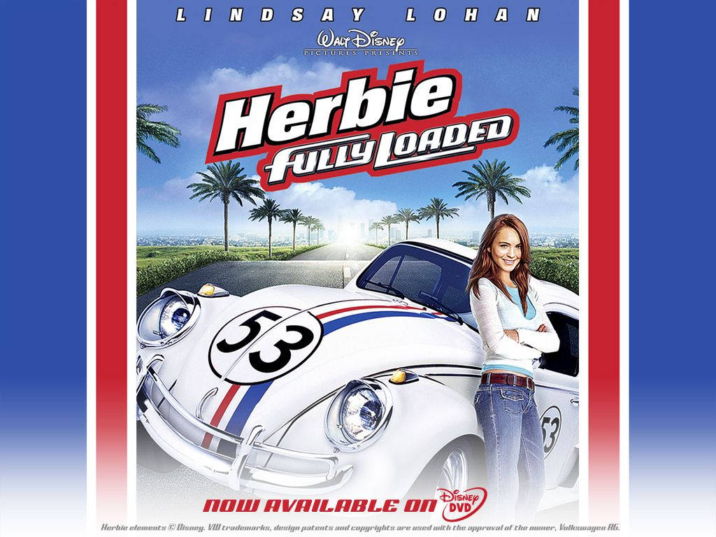 Herbie 桌布 壁紙 — 琳賽·蘿涵在晴朗的藍天下，於棕櫚樹成蔭的道路上，微笑地站在一輛帶有53號的白色福斯金龜車旁。