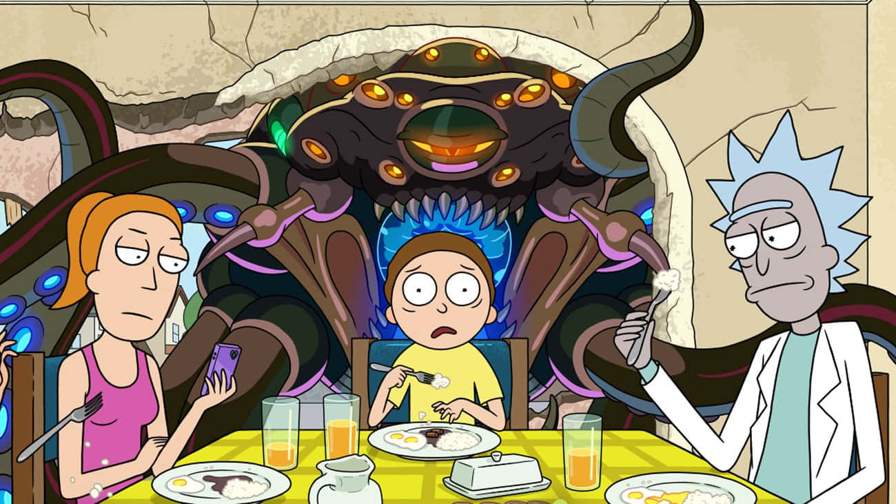 Rick And Morty Macbook 桌布 壁紙 — 瑞克、莫蒂和貝絲坐在餐桌旁，莫蒂看起來很害怕，因為一個巨大的外星生物在他們身後若隱若現。
