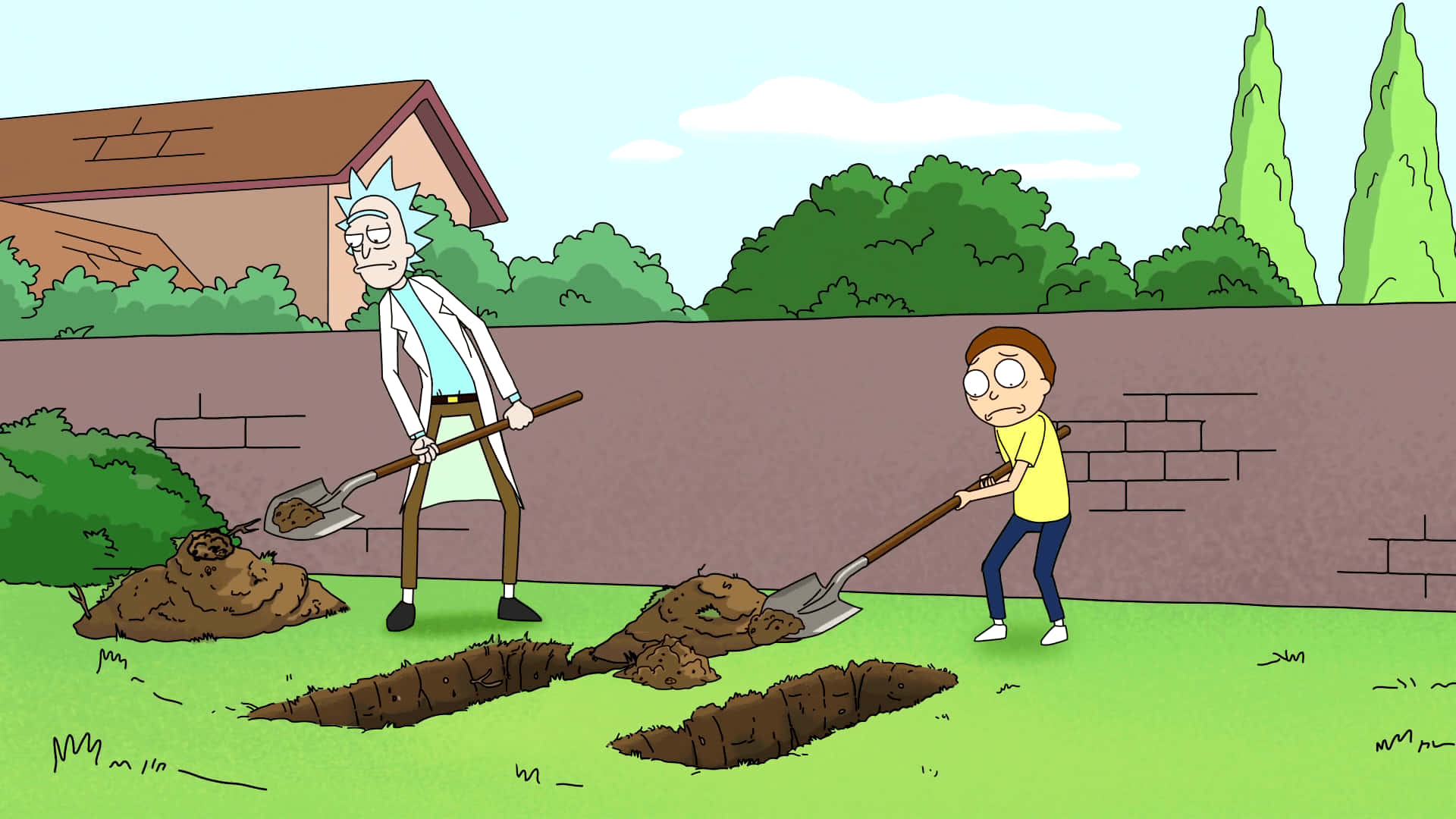 Rick And Morty Backwoods 桌布 壁紙 — 瑞克和莫蒂在郊區庭院中挖掘長長的戰壕，背景是晴朗的藍天、綠色灌木和磚牆。