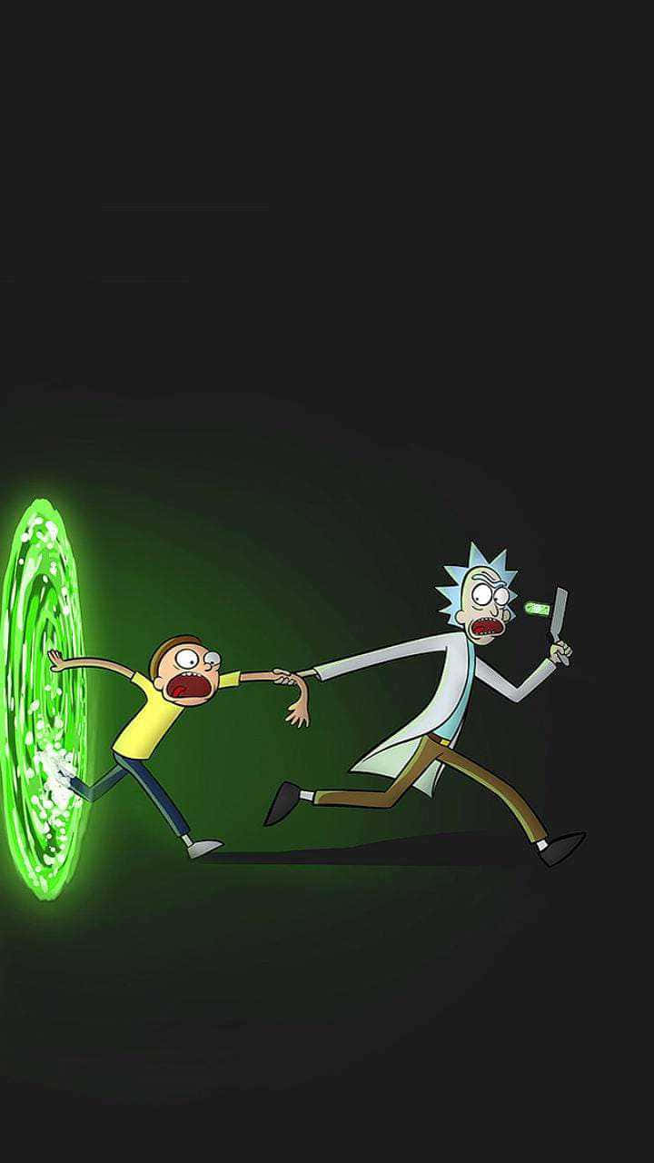 Rick And Morty Portal 桌布 壁紙 — 瑞克和莫蒂在黑暗背景下穿過發光的綠色傳送門，呈現動態卡通場景。