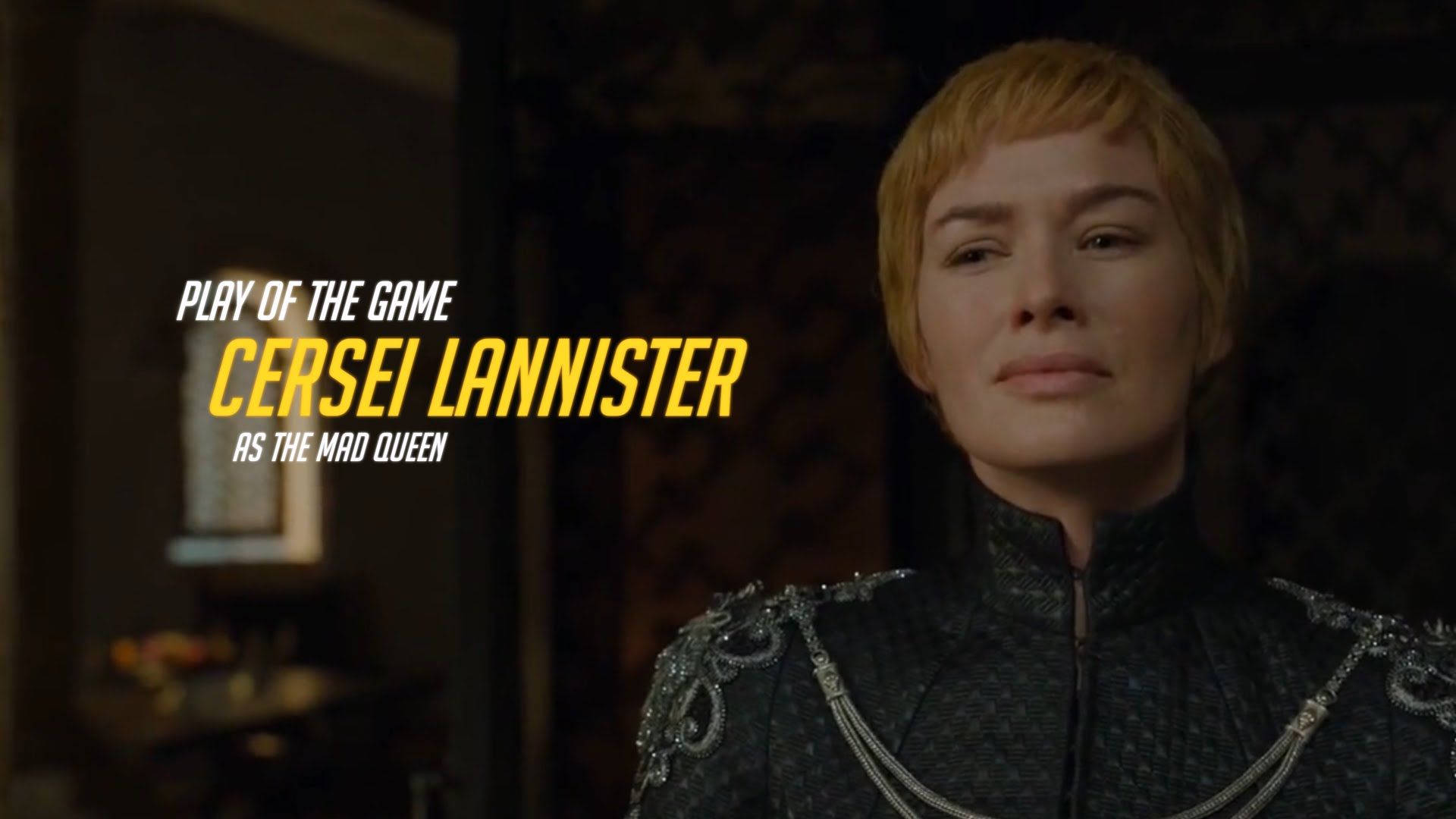 cersei lannister 桌布 壁紙 — 瑟曦·蘭尼斯特飾演瘋女王，身處昏暗房間，身穿華麗暗色盔甲，帶有金色文字疊加。