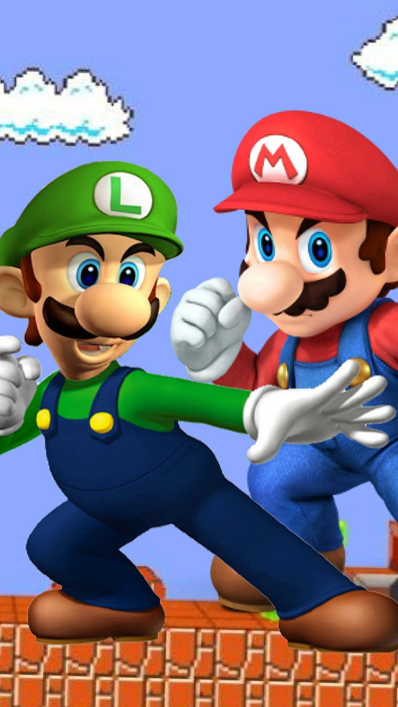 Mario And Luigi 桌布 壁紙 — 瑪利歐和路易吉站在一個像素化的天空中，雲朵和磚塊平台在他們下方。