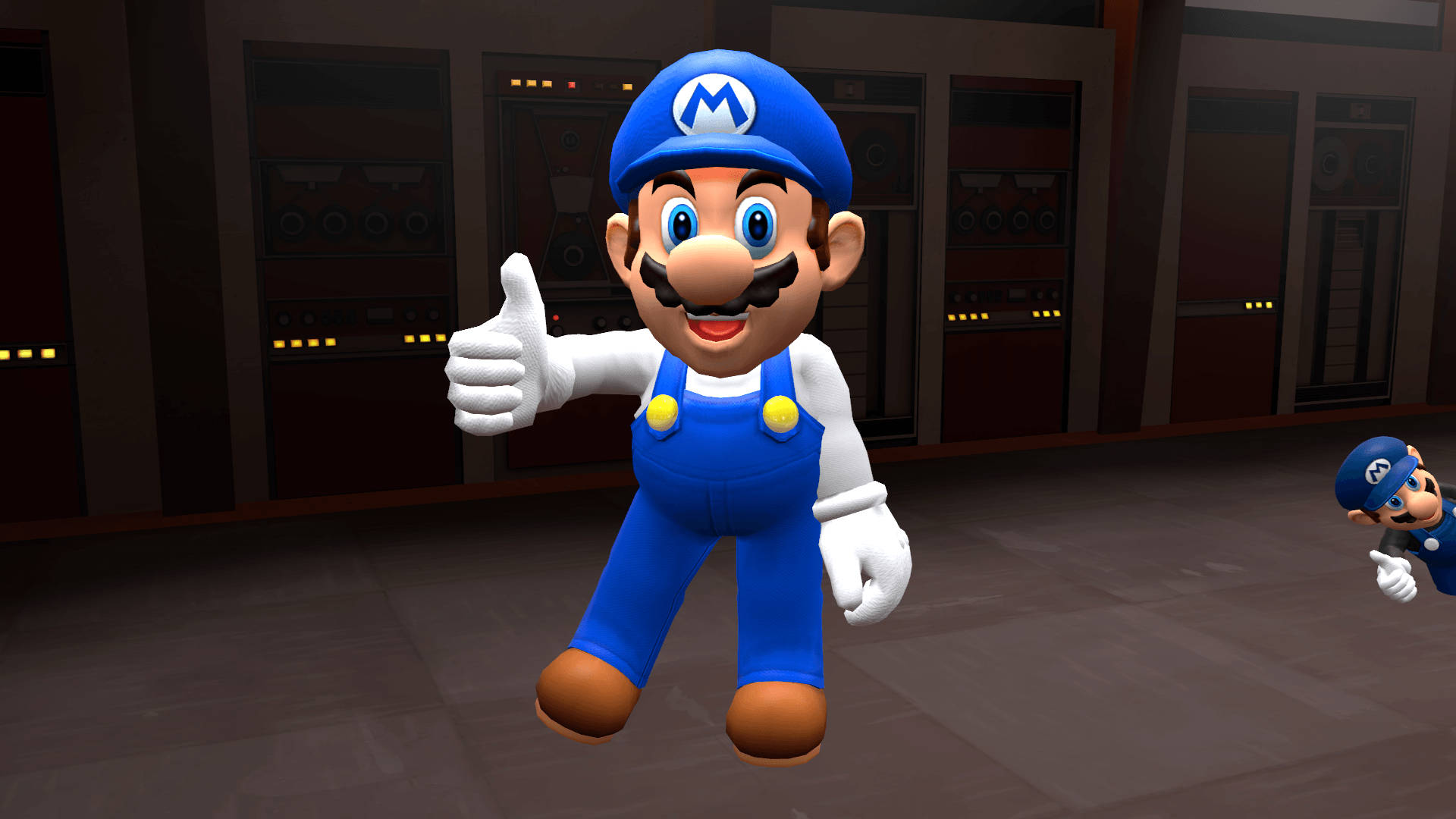 Smg4 桌布 壁紙 — 瑪利歐在光線昏暗的控制室中，身後有發光的面板，開心地豎起大拇指。