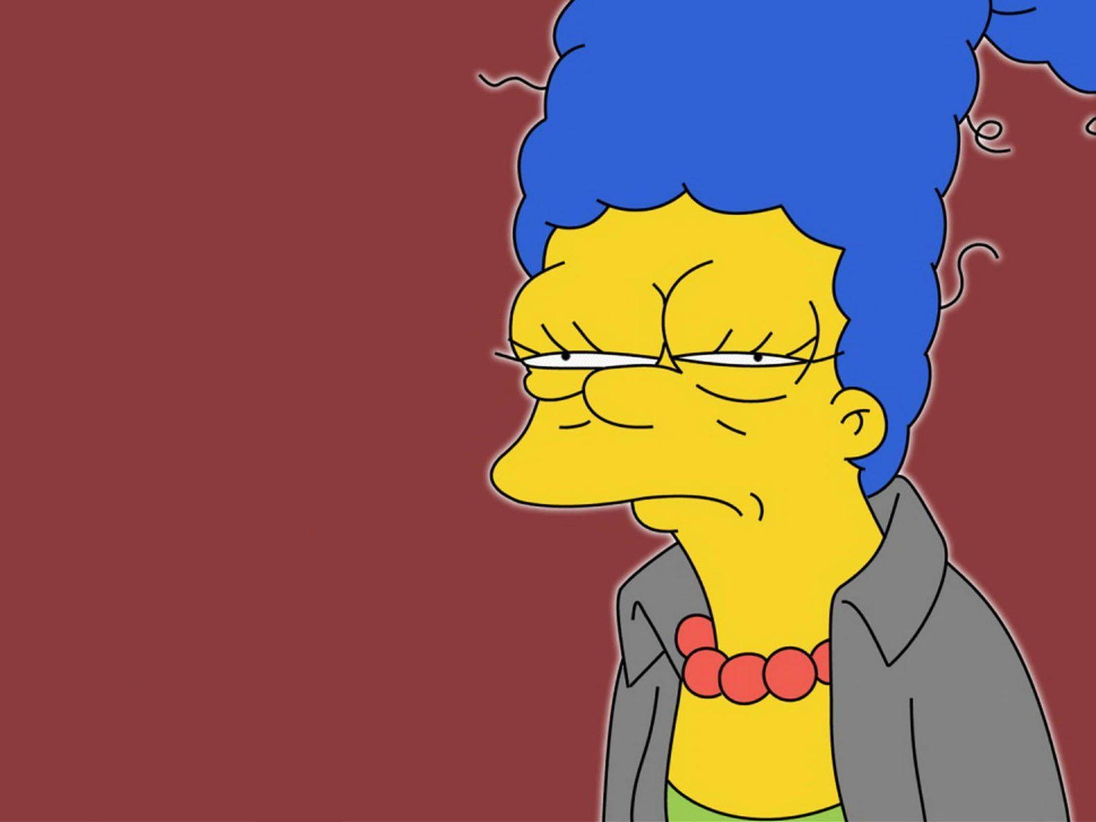 marge 桌布 壁紙 — 瑪吉·辛普森（Marge Simpson）留著藍色蜂巢髮型，戴著紅色珠子，在純栗色背景上側目而視。