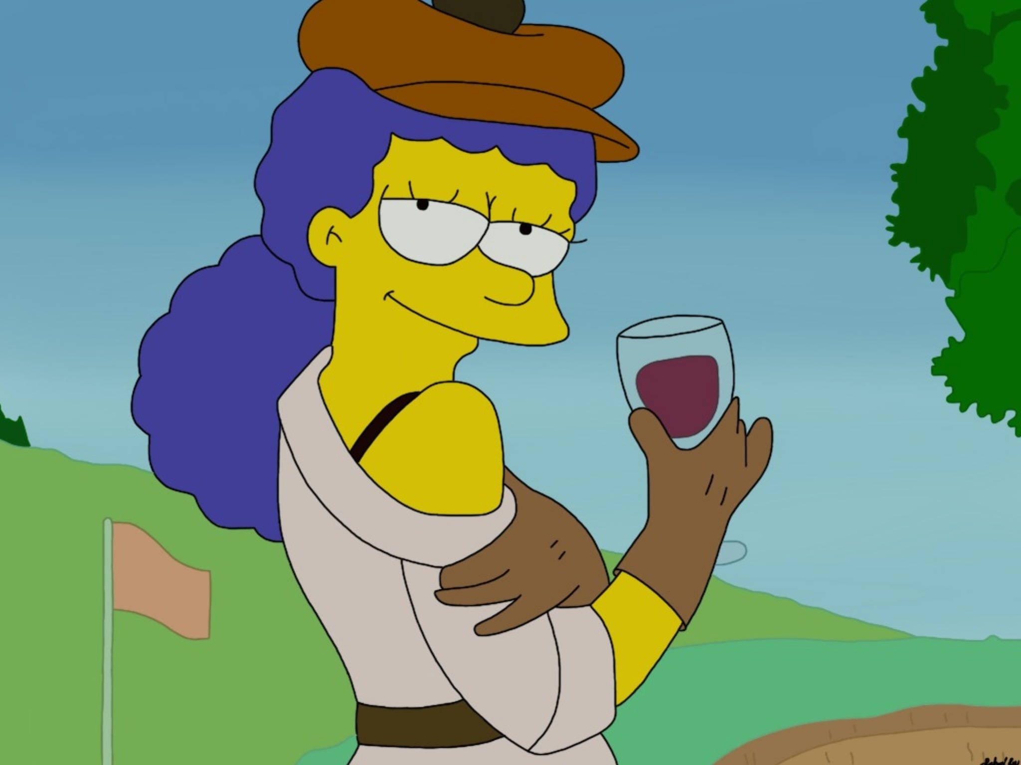 marge 桌布 壁紙 — 瑪吉·辛普森戴著貝雷帽，在陽光明媚的高爾夫球場上啜飲紅酒，背景有旗幟。