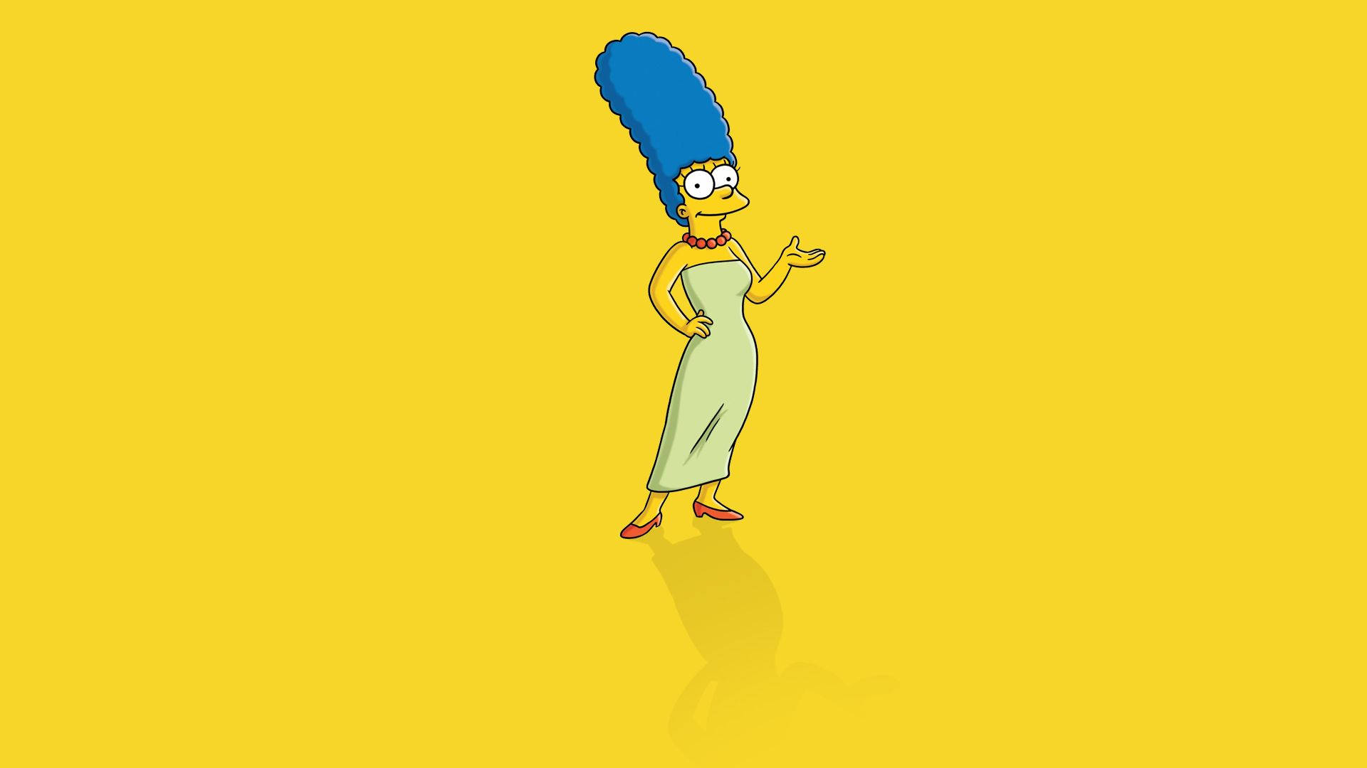 marge 桌布 壁紙 — 瑪吉·辛普森穿著淺綠色連衣裙和紅色高跟鞋，站在純黃色背景前，帶有微妙的陰影。