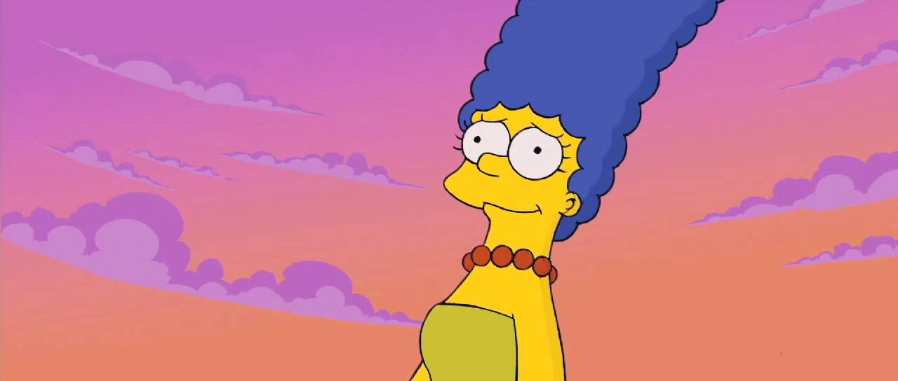 marge 桌布 壁紙 — 瑪吉·辛普森站在充滿活力的粉紅色和橙色日落天空前，帶有紫色雲彩。