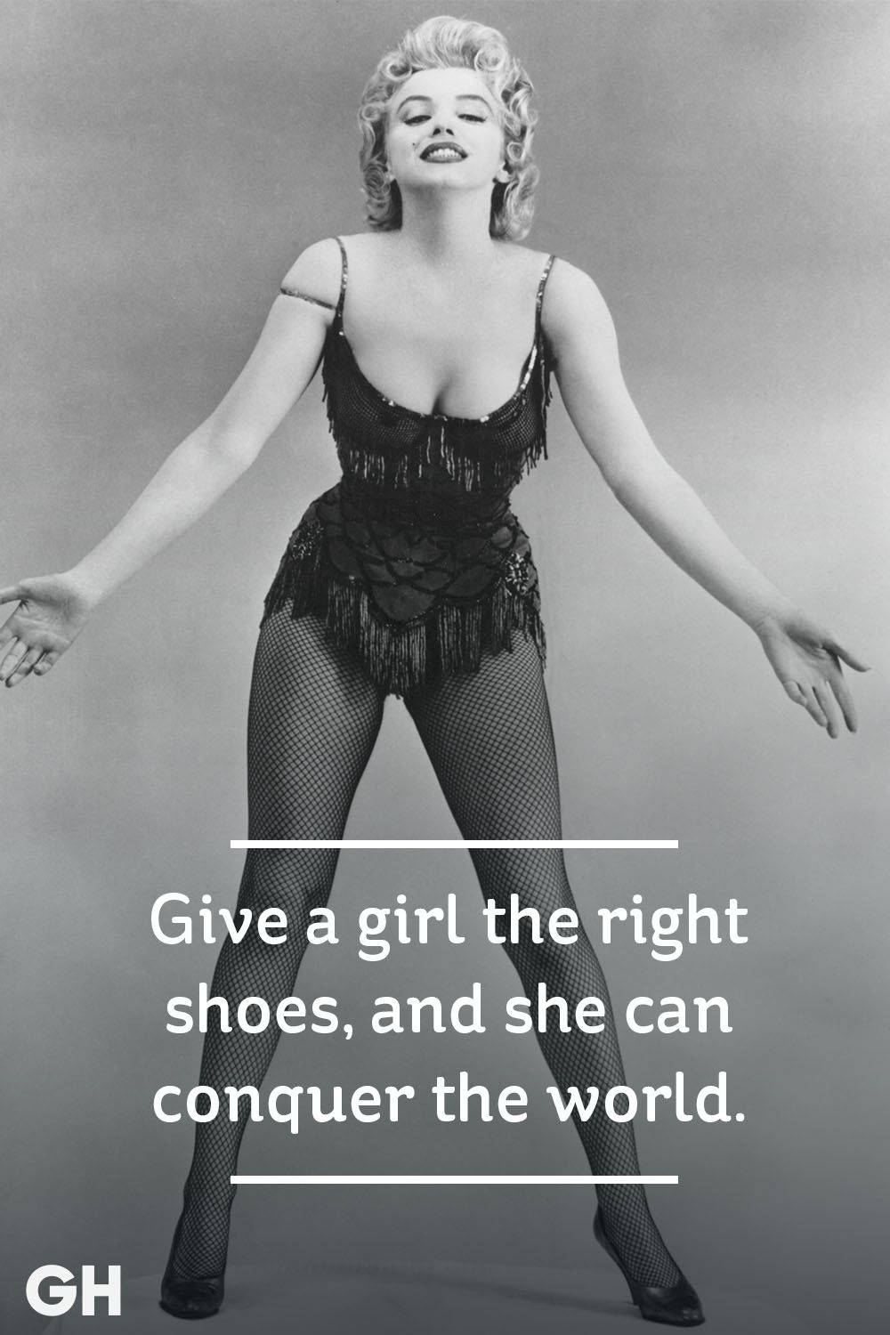 Marilyn Monroe Quotes 桌布 壁紙 — 瑪麗蓮夢露在簡樸的攝影棚背景下，自信地穿著流蘇緊身連衣褲和漁網襪擺姿勢。