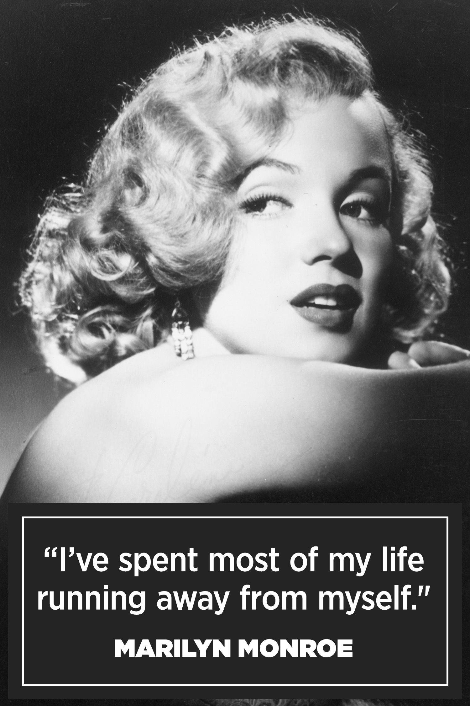 Marilyn Monroe Quotes 桌布 壁紙 — 瑪麗蓮夢露在經典黑白肖像中，帶著沉思的表情向上凝視。