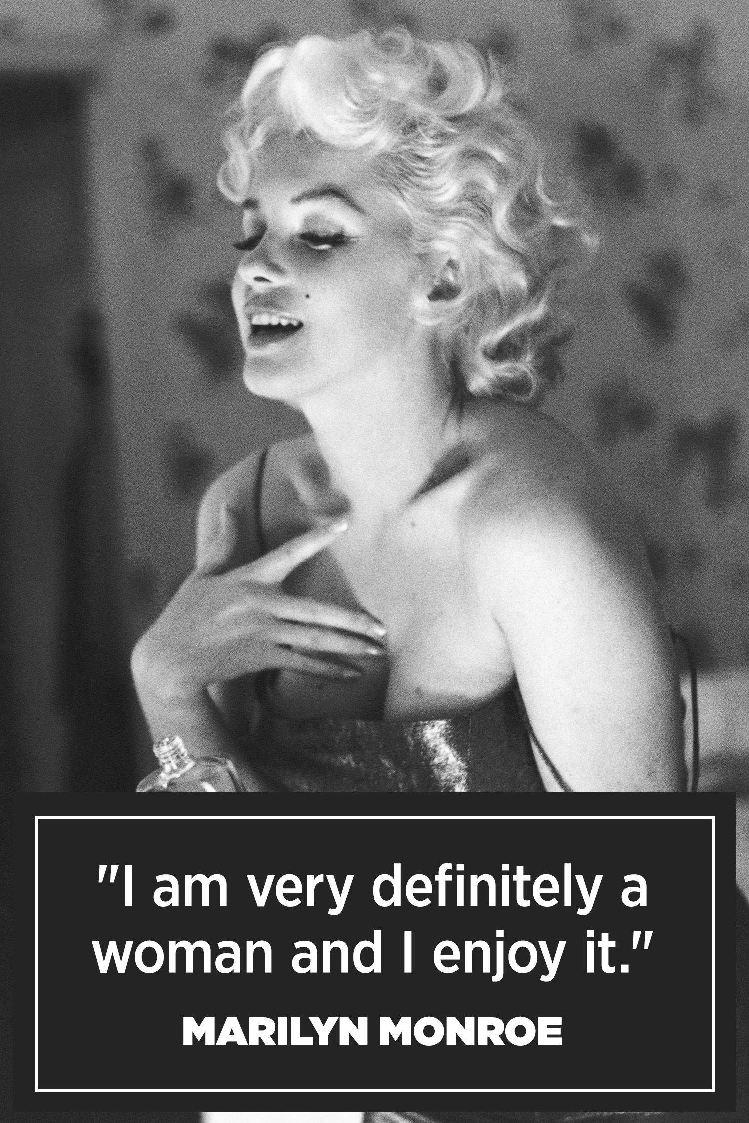 Marilyn Monroe Quotes 桌布 壁紙 — 瑪麗蓮夢露在花卉壁紙背景下，手放胸前溫柔微笑，經典黑白肖像。