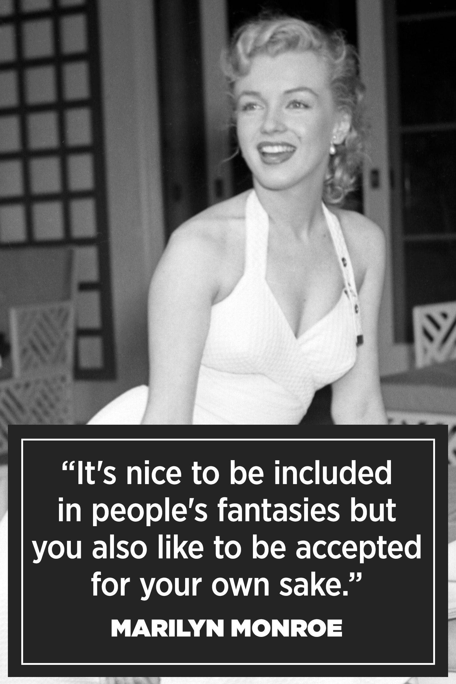 Marilyn Monroe Quotes 桌布 壁紙 — 瑪麗蓮夢露在黑白照片中溫暖微笑，並疊加了引言。