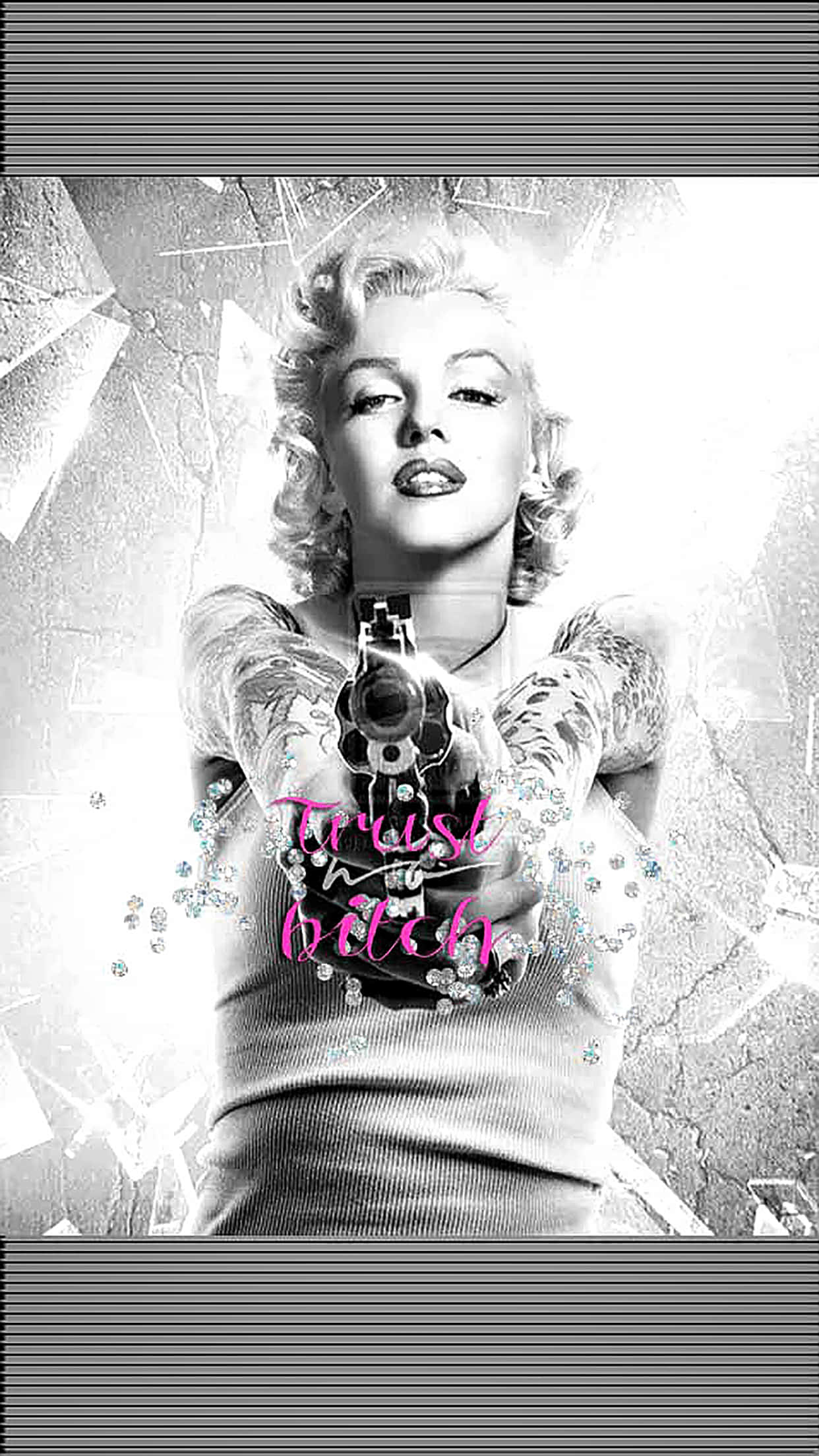 Marilyn Monroe iPhone 桌布 壁紙 — 瑪麗蓮夢露手持槍枝的黑白肖像，帶有粉紅色閃亮文字和碎玻璃背景。