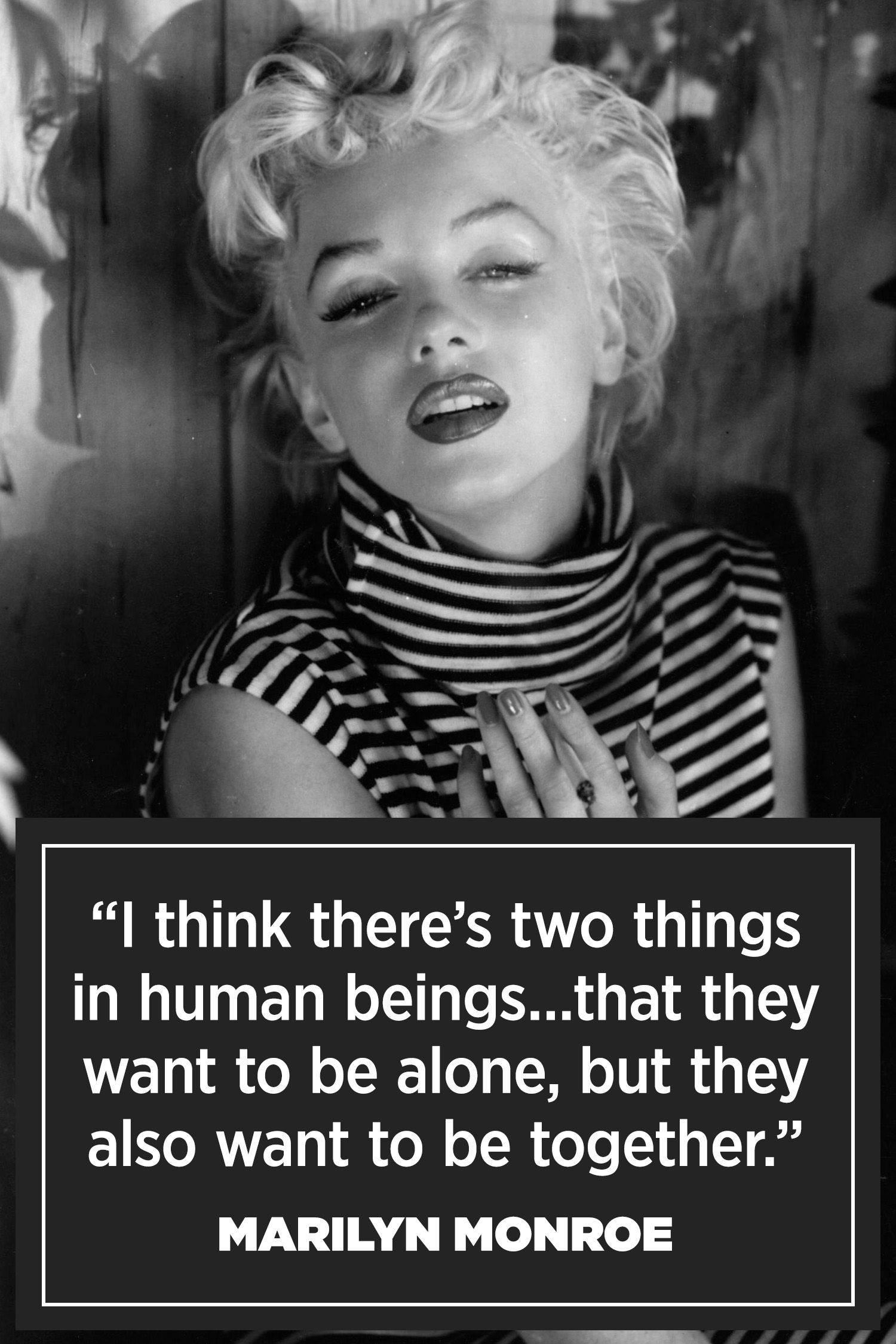 Marilyn Monroe Quotes 桌布 壁紙 — 瑪麗蓮夢露的黑白肖像，穿著條紋高領毛衣，帶有引文疊加。