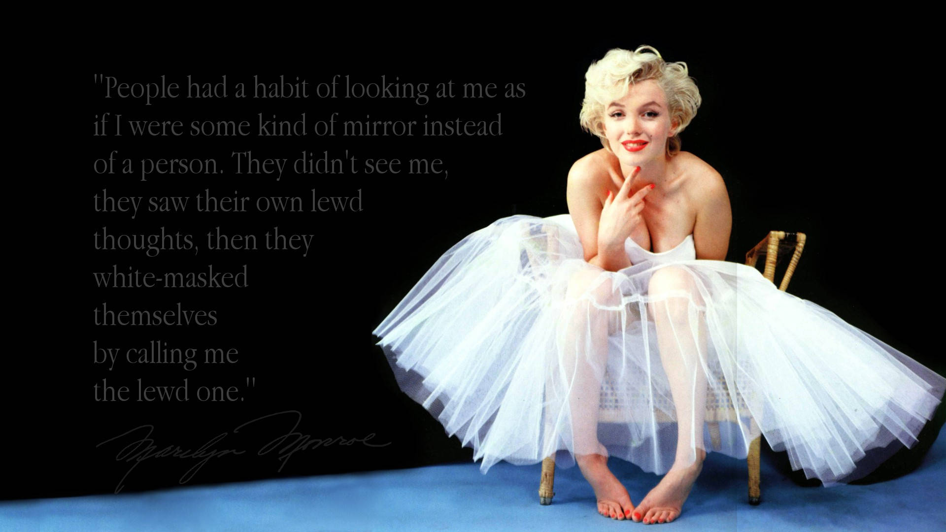 Marilyn Monroe Quotes 桌布 壁紙 — 瑪麗蓮夢露赤腳坐在椅子上，身穿白色薄紗連衣裙，背景為黑色，並覆蓋著一句引言。