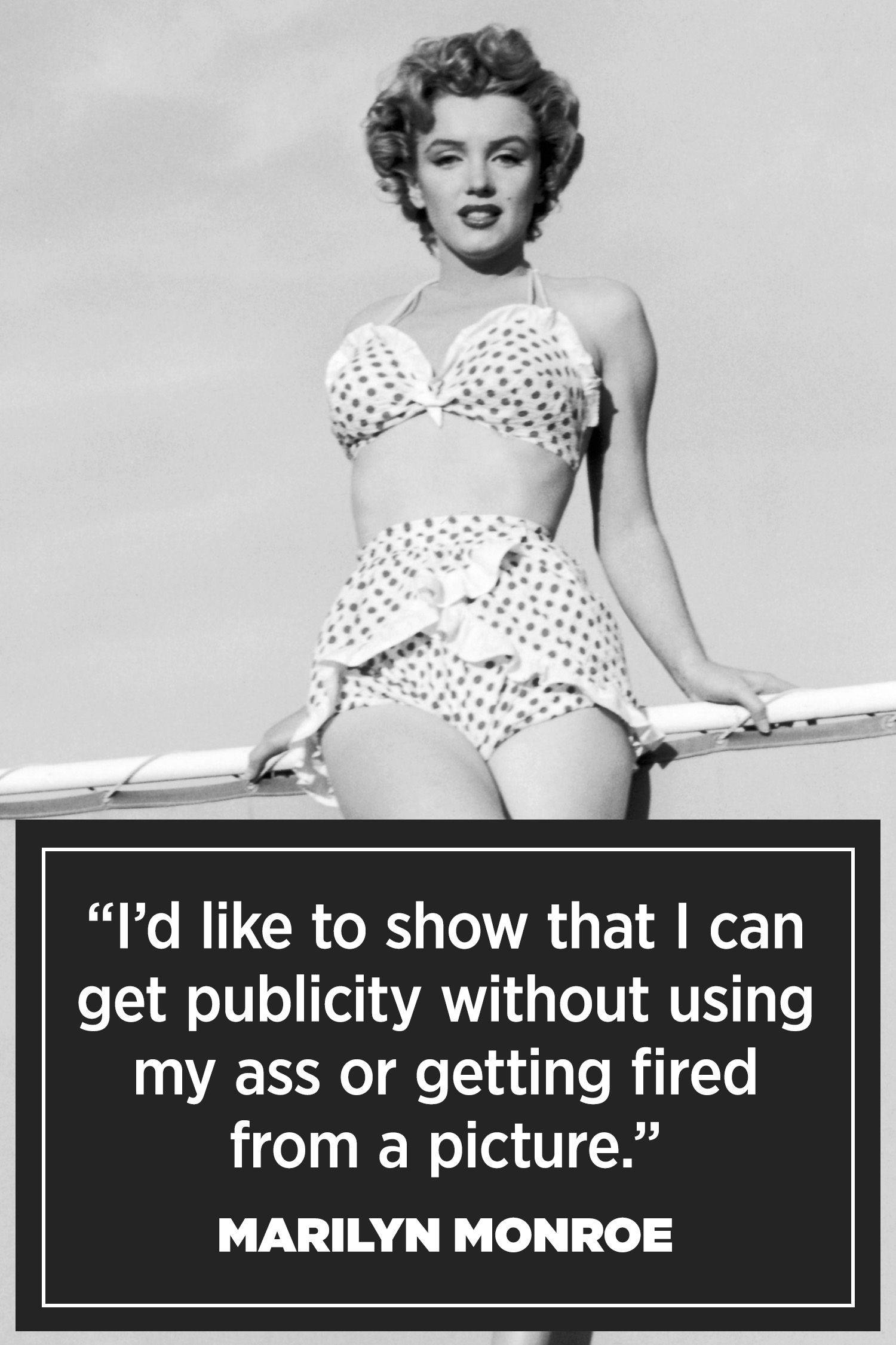 Marilyn Monroe Quotes 桌布 壁紙 — 瑪麗蓮夢露身穿圓點比基尼，在經典黑白照片中自信地擺姿勢在船欄杆上。