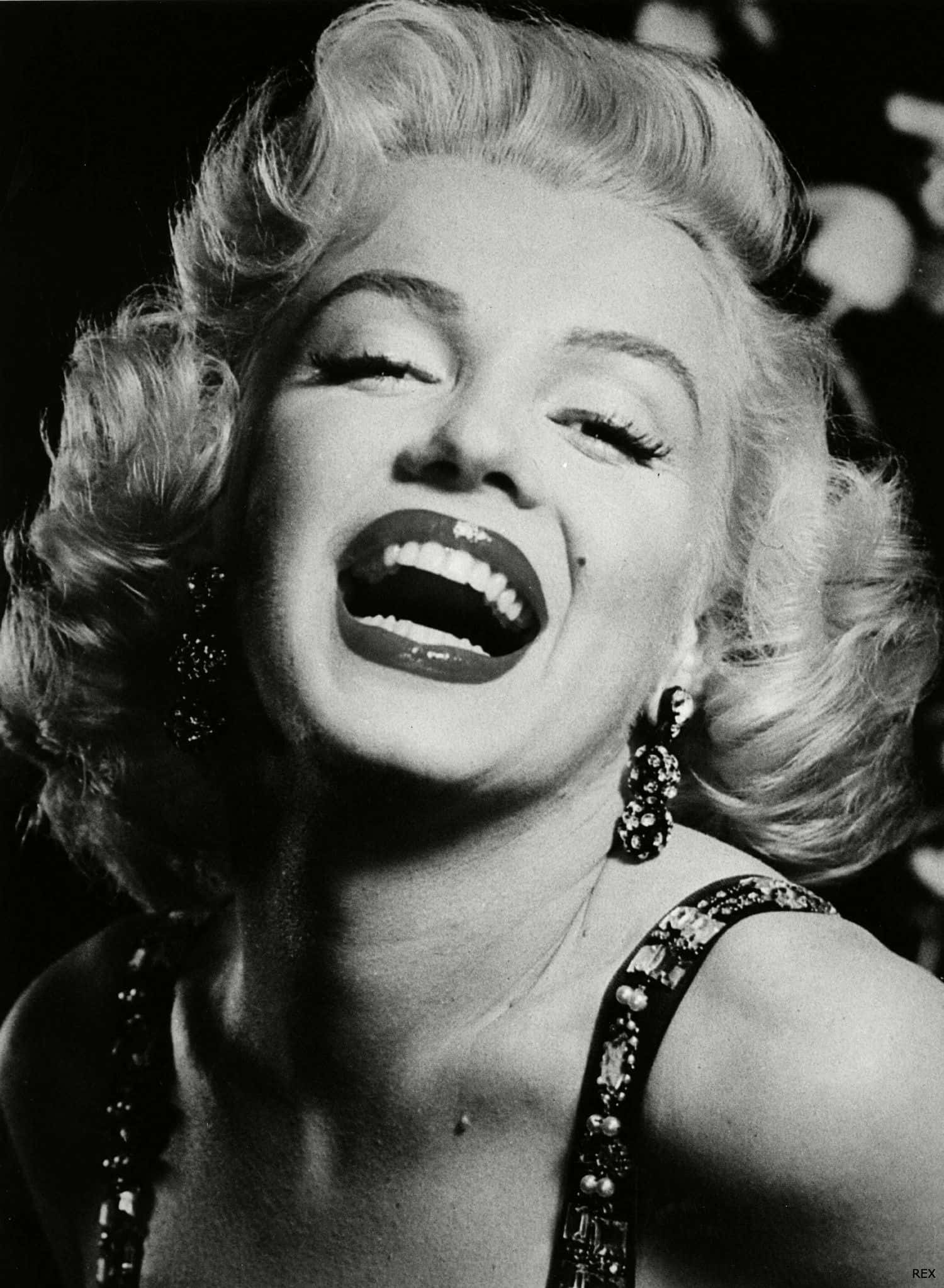 Marilyn Monroe iPhone 桌布 壁紙 — 瑪麗蓮夢露閉上眼睛，在華麗的黑白肖像中開懷大笑。