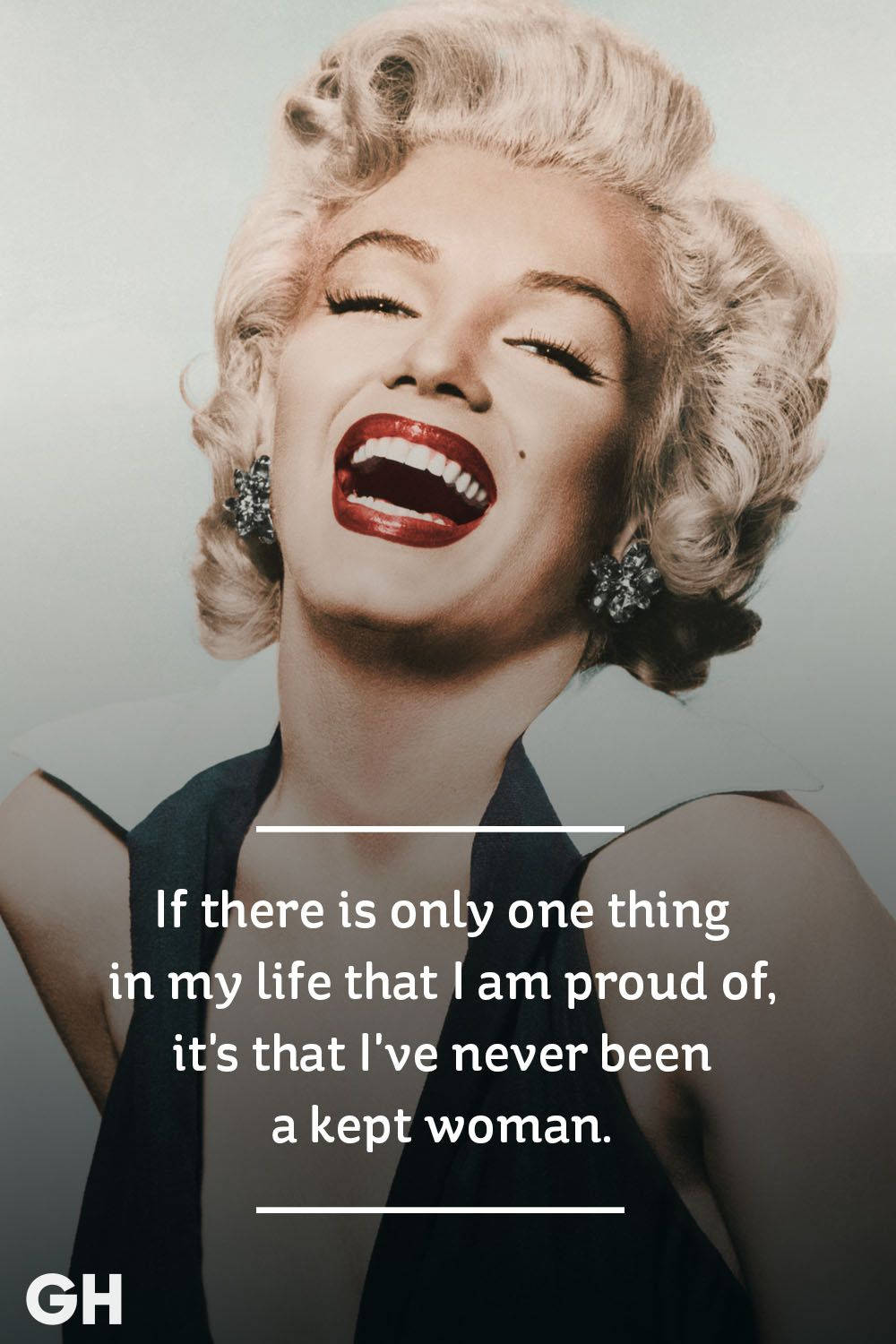 Marilyn Monroe Quotes 桌布 壁紙 — 瑪麗蓮夢露閉著眼睛，塗著紅色唇膏，戴著閃閃發光的耳環，在柔和的灰色背景前開心地大笑。