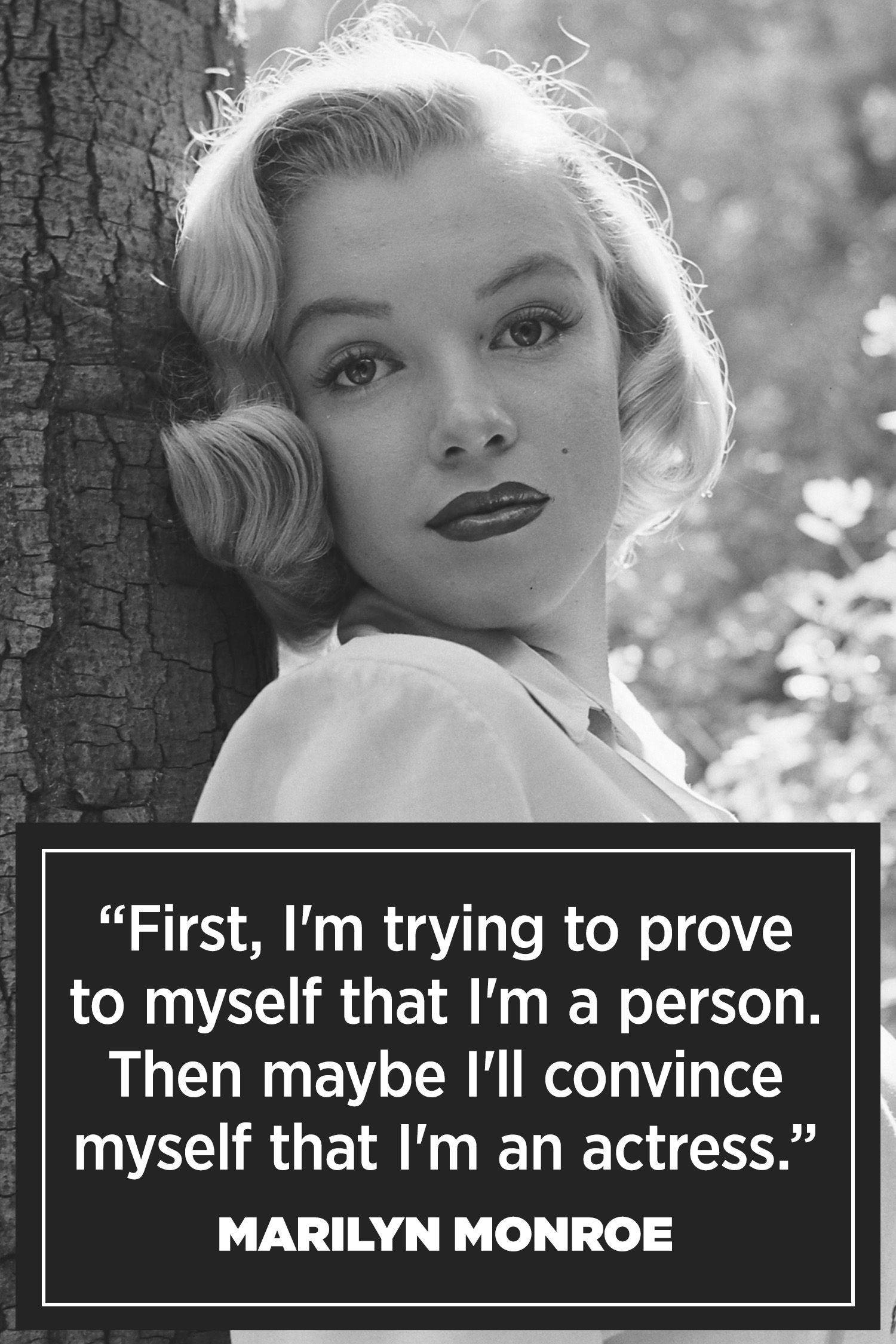 Marilyn Monroe Quotes 桌布 壁紙 — 瑪麗蓮夢露靠著樹的經典黑白肖像，帶有引言覆蓋層。
