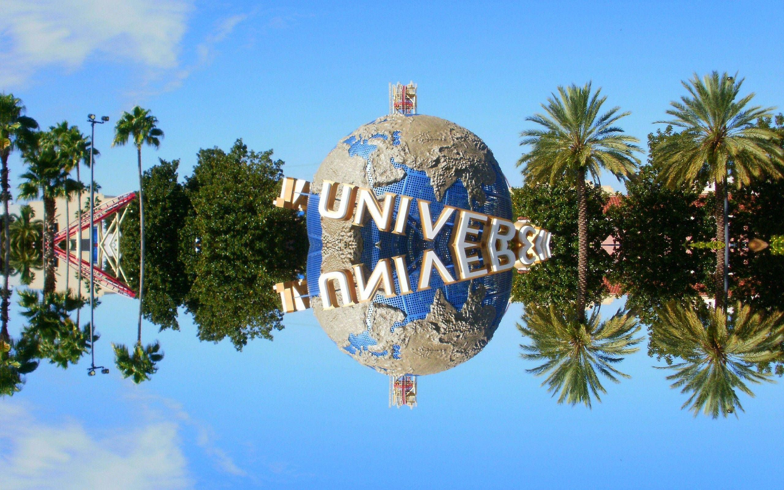 Universal 桌布 壁紙 — 環球影城地球儀的鏡像，周圍環繞著棕櫚樹和藍天。