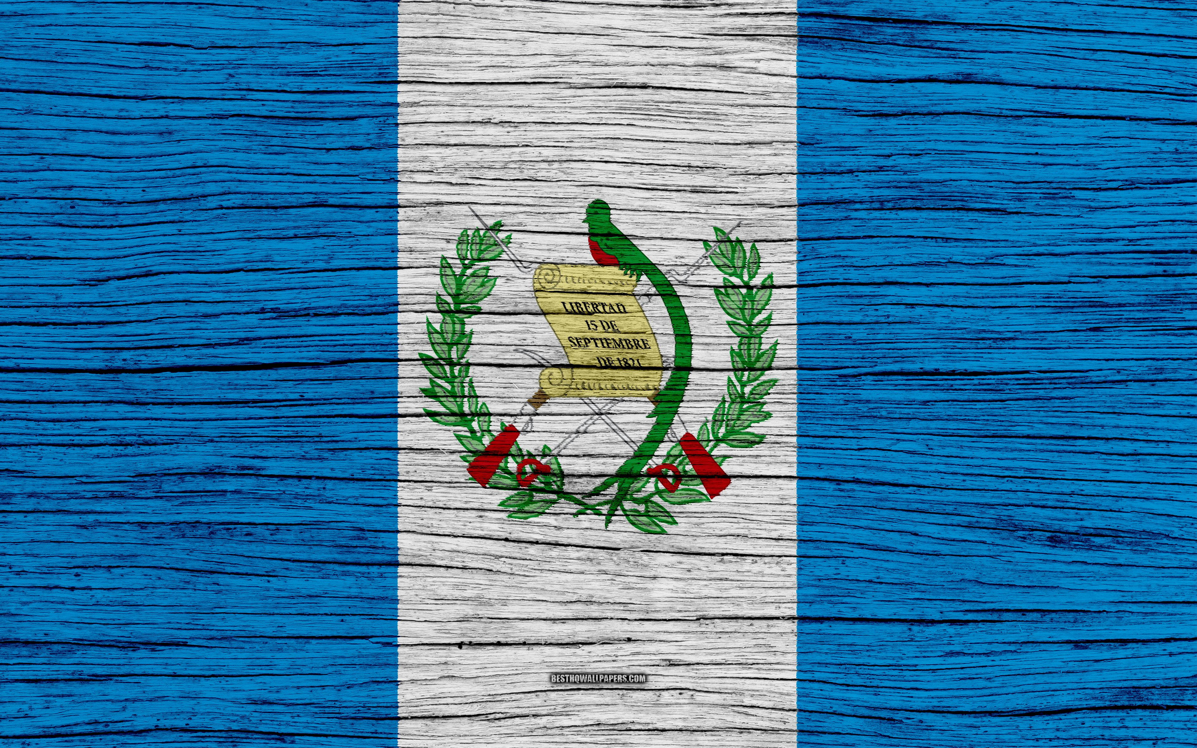 Guatemala 桌布 壁紙 — 瓜地馬拉國旗繪在風化木板上，木紋和裂縫清晰可見。