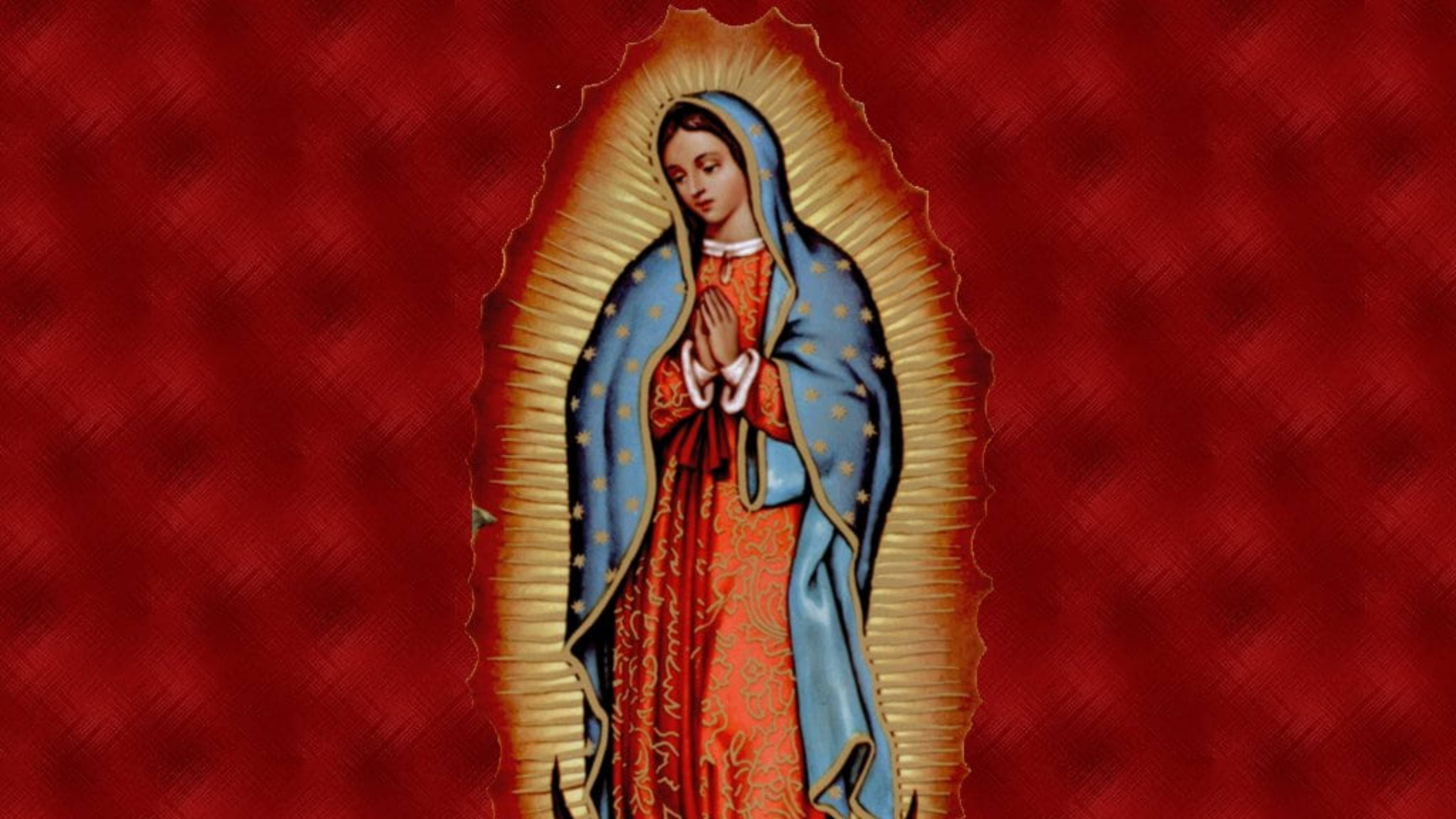 Catholic 桌布 壁紙 — 瓜達盧佩聖母光芒四射的描繪，雙手合十，背景為質感紅色。