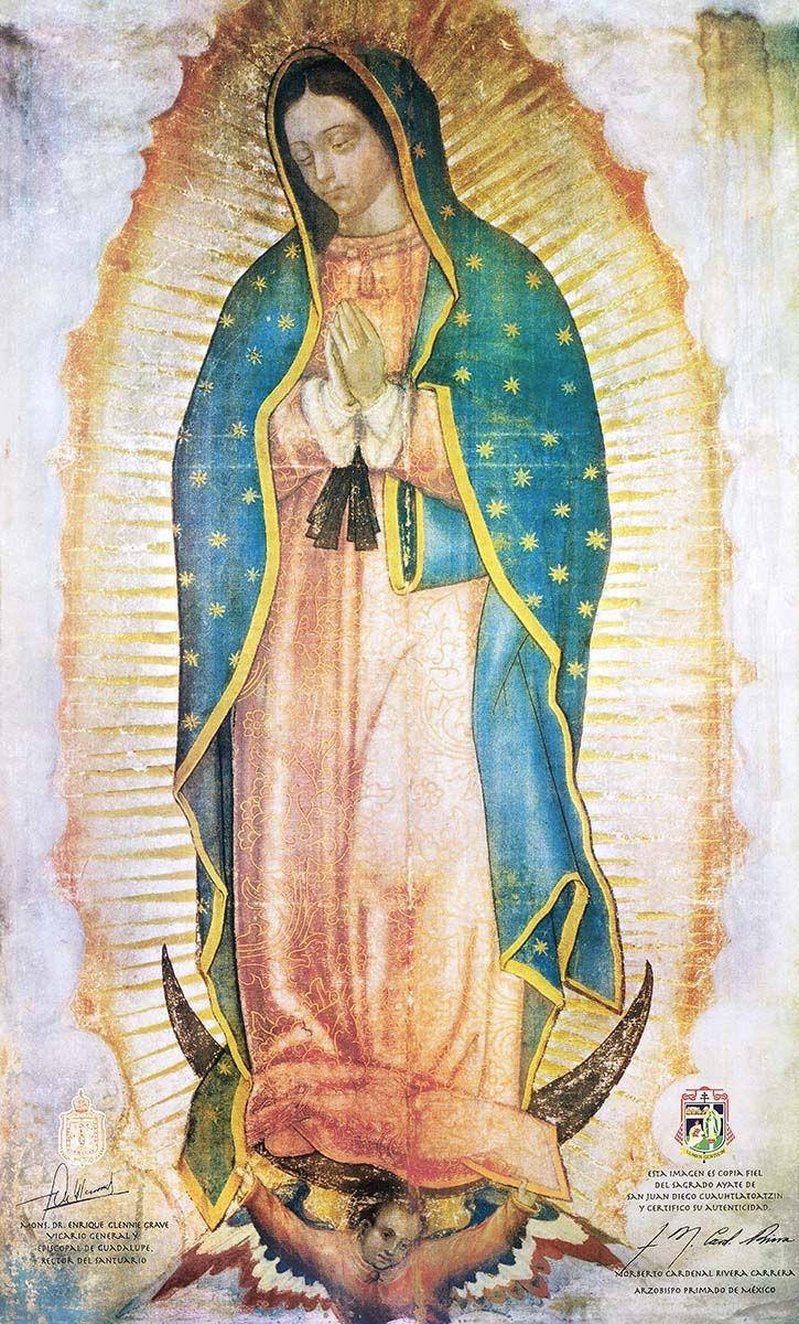 Catholic 桌布 壁紙 — 瓜達盧佩聖母的光輝描繪，帶有金色光環、藍色斗篷和粉紅色長袍，站在新月上，腳下有一個頭骨。