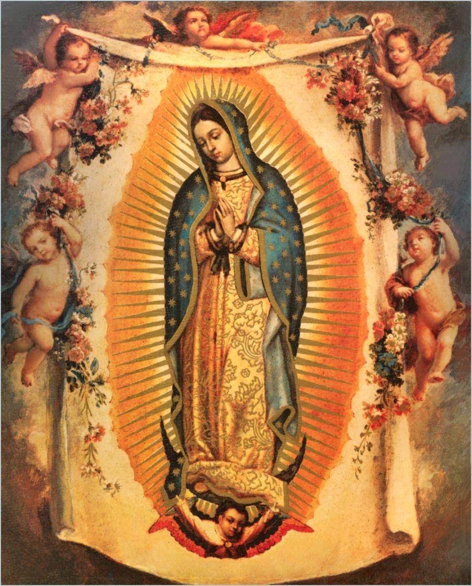 Catholic 桌布 壁紙 — 瓜達盧佩聖母的燦爛描繪，帶有金色光芒，被手持花環的小天使環繞，背景是柔和天空。
