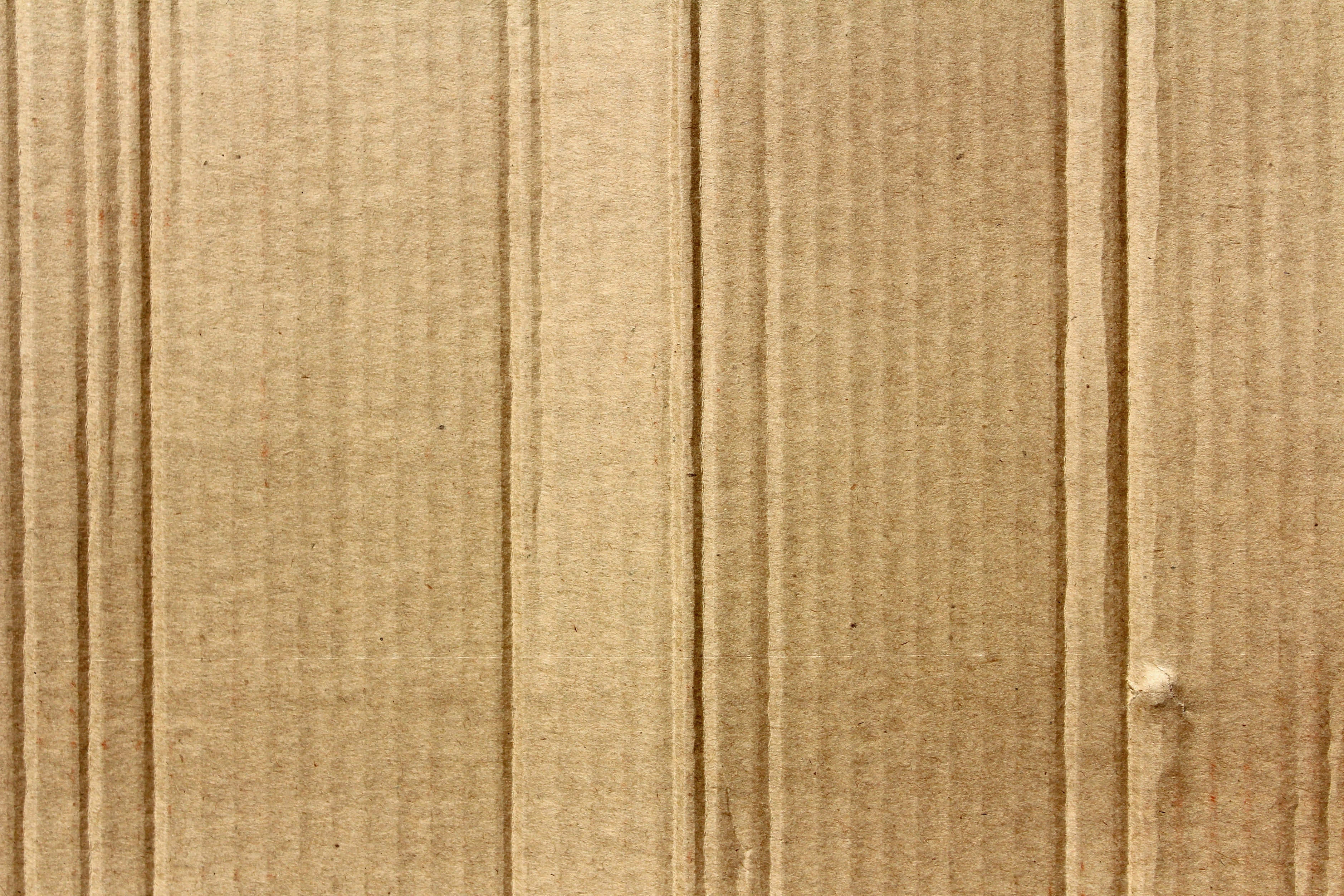 cardboard 桌布 壁紙 — 瓦楞紙板紋理特寫，帶有垂直脊線和自然棕色色調。